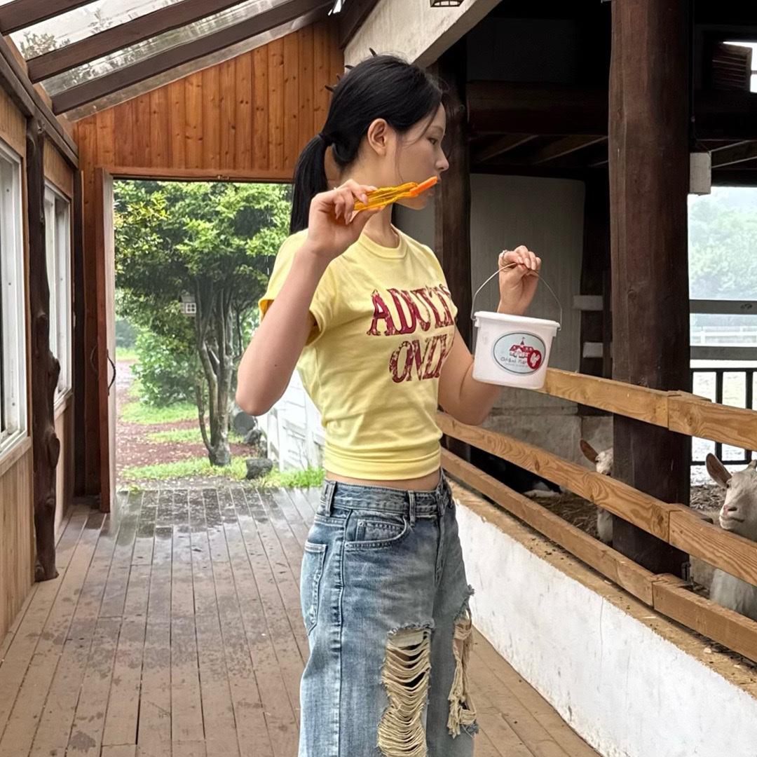 Thevinylhouse Adults Only Tee Yellow 착용 스타일