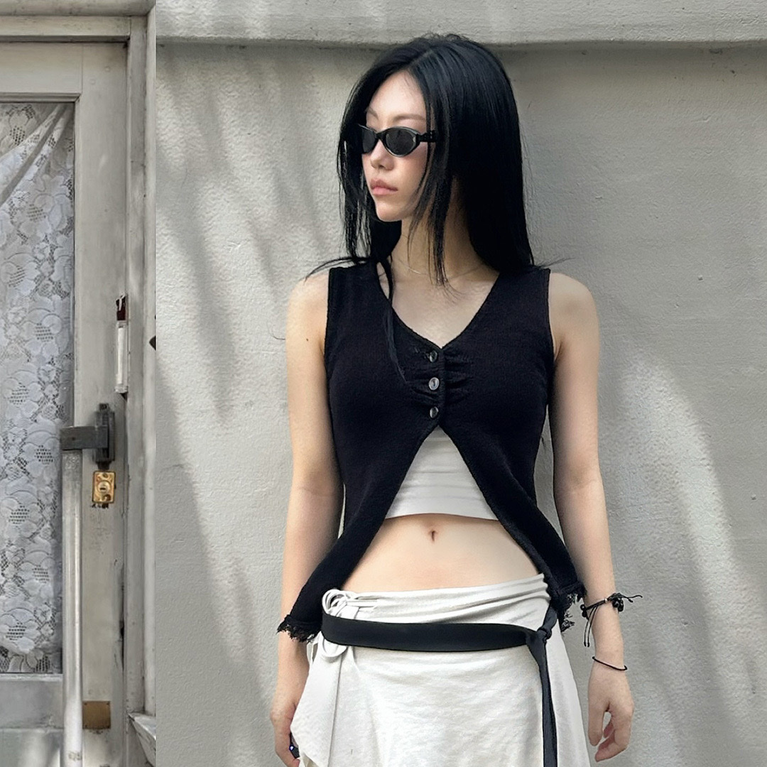 (W) Thevinylhouse Button Knit Vest Black 착용 스타일