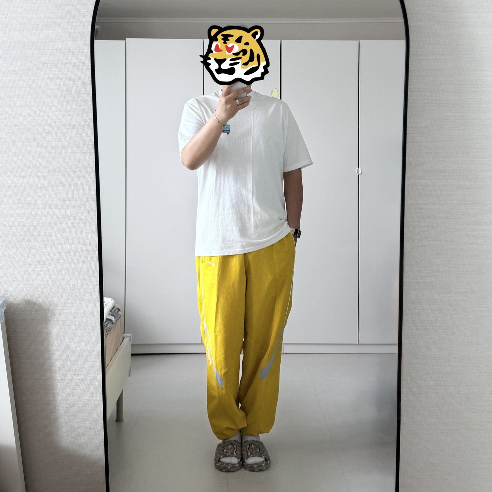 Stussy Pickup T-Shirt White, Supreme x Nike Track Pant Yellow - 25SS 착용 스타일 - 2