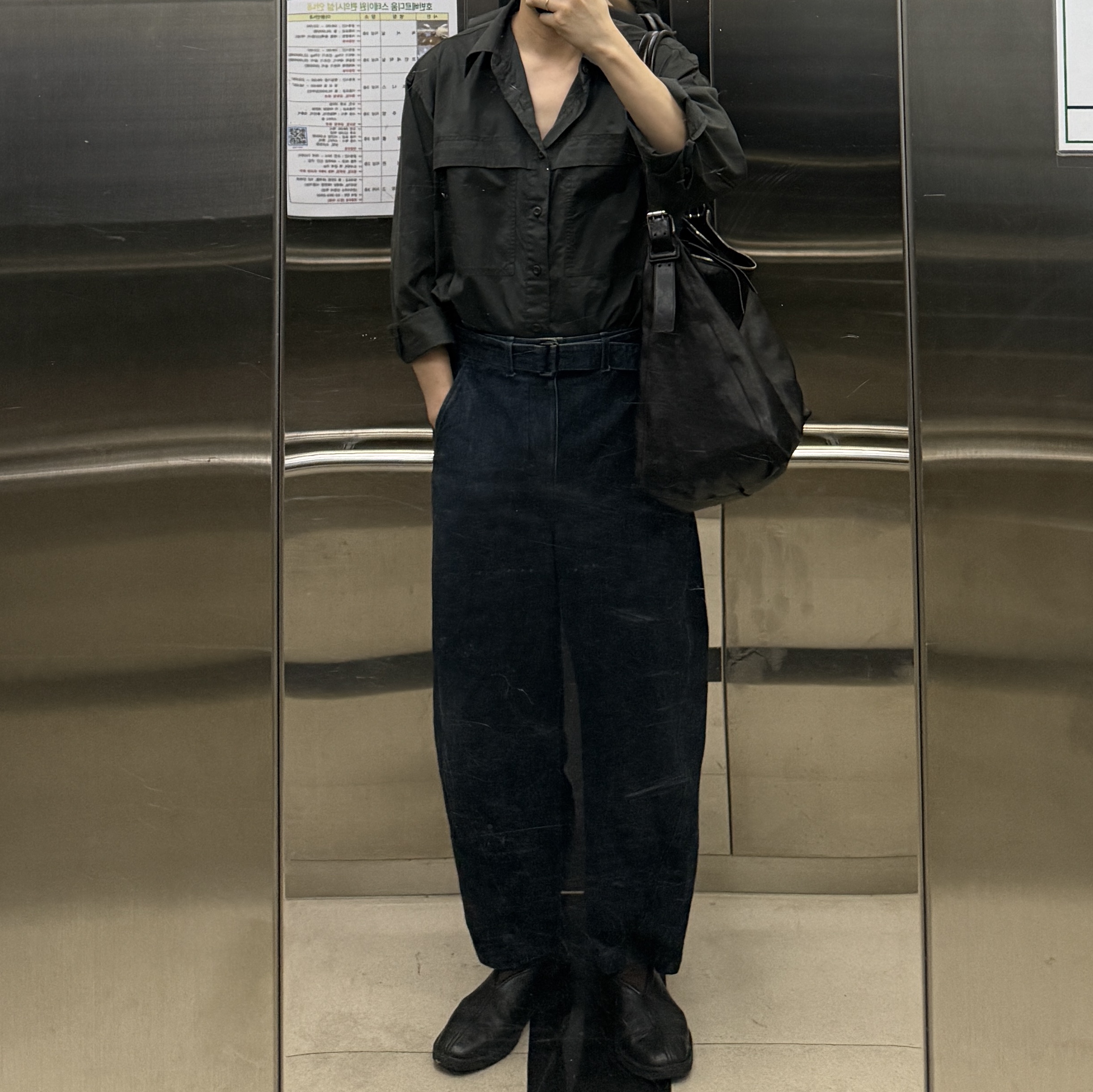 Lemaire Lux Leather Belted Hobo Bag Paper Dark Chocolate, Lemaire Twisted Belted Pants Denim Indigo 착용 스타일