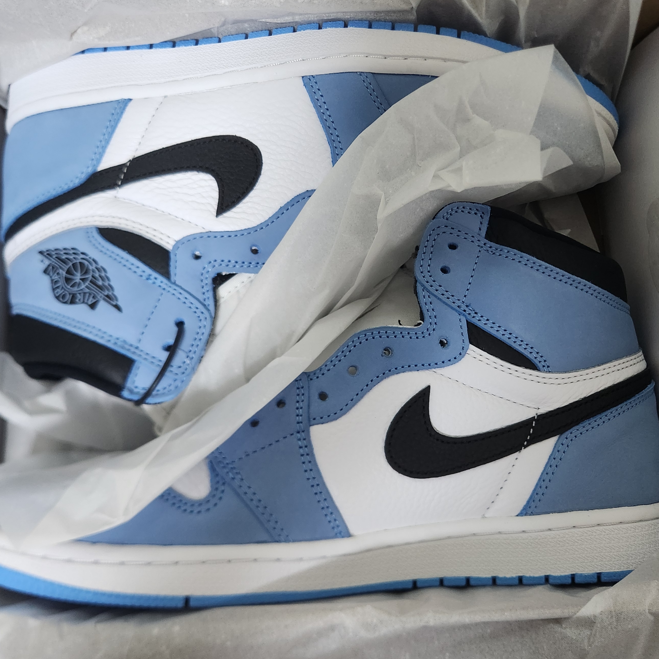 Jordan 1 Retro High OG University Blue 착용 스타일 - 2