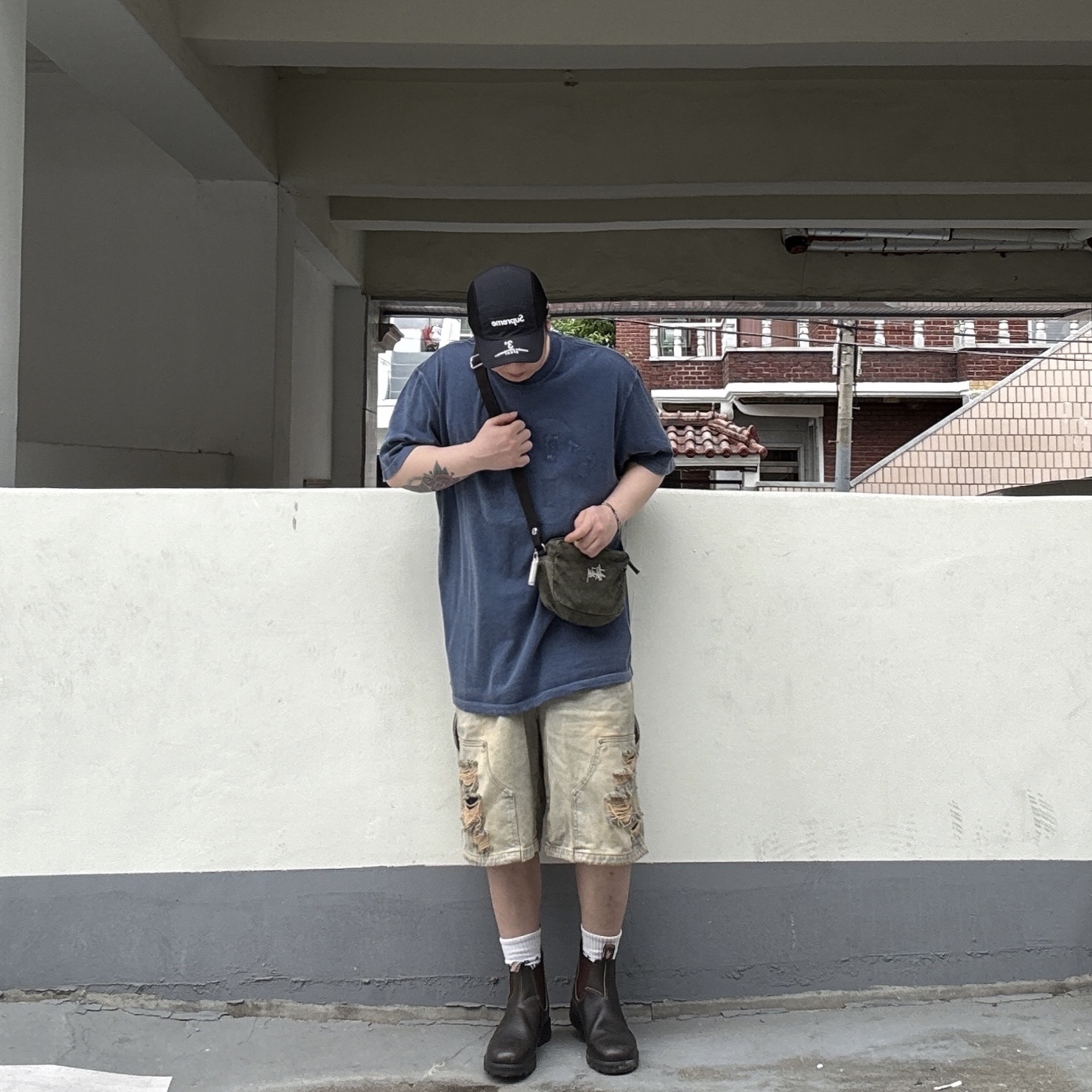 Supreme Overprint S/S Top Navy - 25FW, Supreme Mesh Side Panel Camp Cap Black - 24SS 착용 스타일 - 1