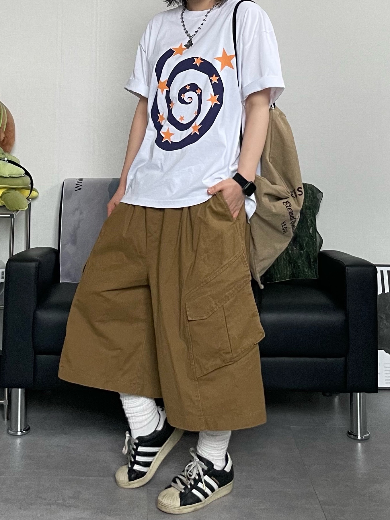 Hello Sunrise 90s Logo 6Panel Cap Beige & Navy, Deus Ex Machina String Bag Tan 착용 스타일 - 3