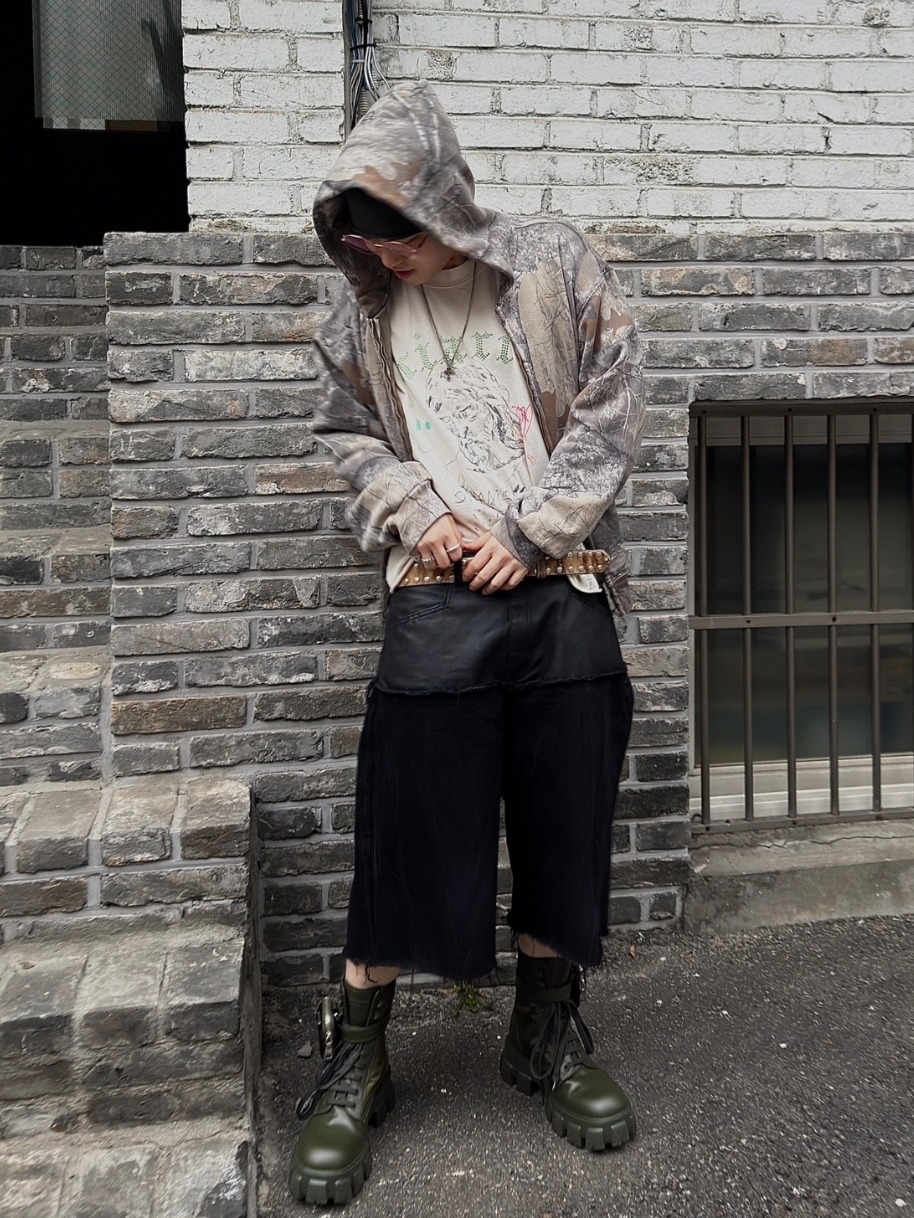 ROARINGRAD Layered Carbon Bermuda Denim Pants Black 착용 스타일 - 2