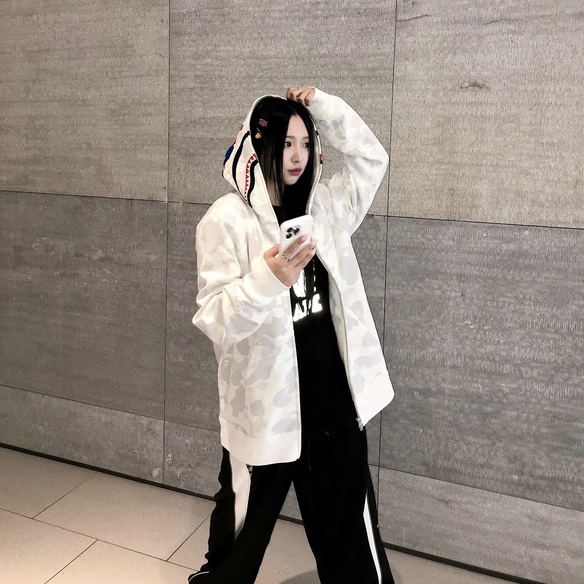 BAPE City Camo Shark Regular Fit Full Zip Hoodie White 착용 스타일 - 2