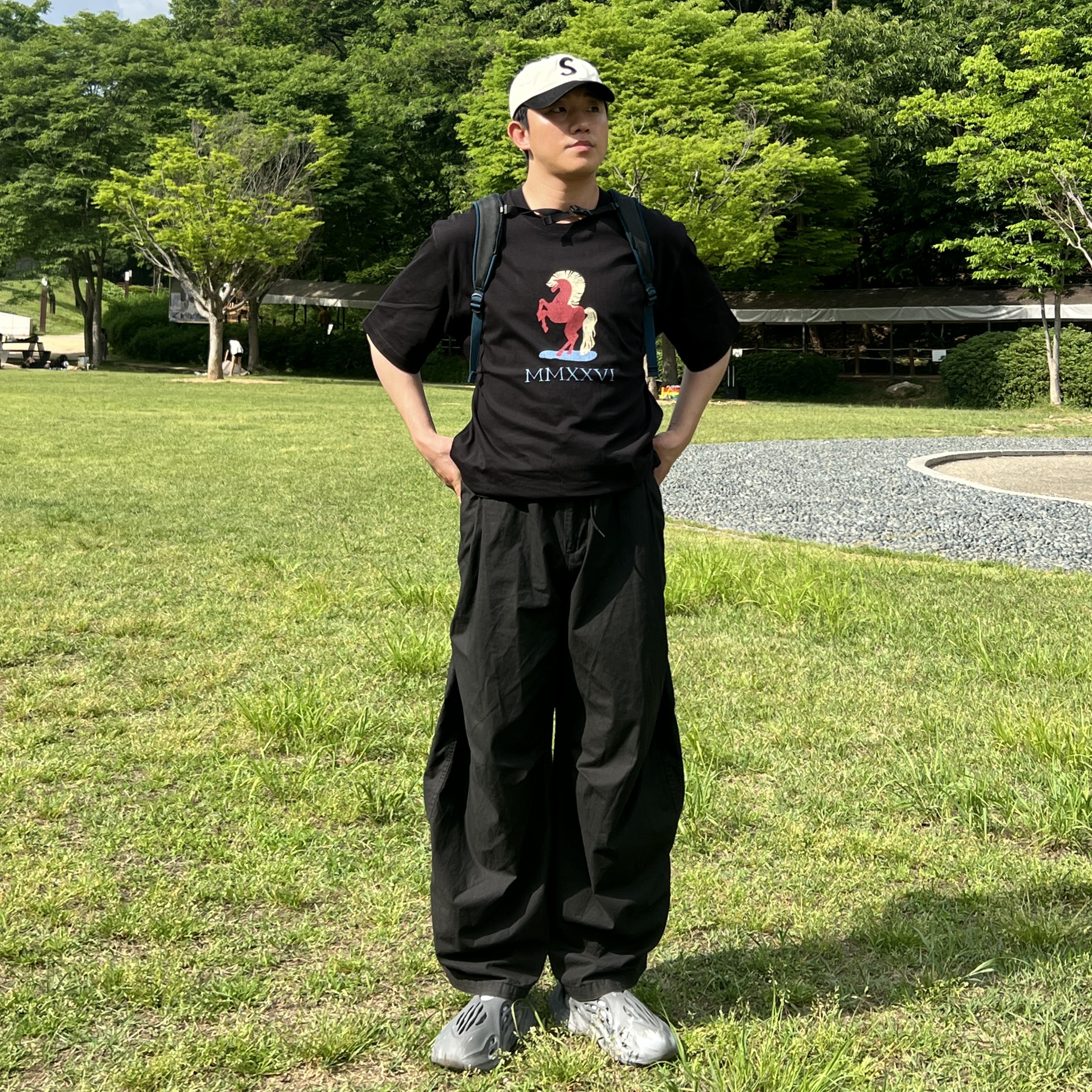 IAB Studio Red Horse T-Shirt Black, Supreme 2-Tone S Logo 6-Panel Stone - 24SS 착용 스타일 - 2
