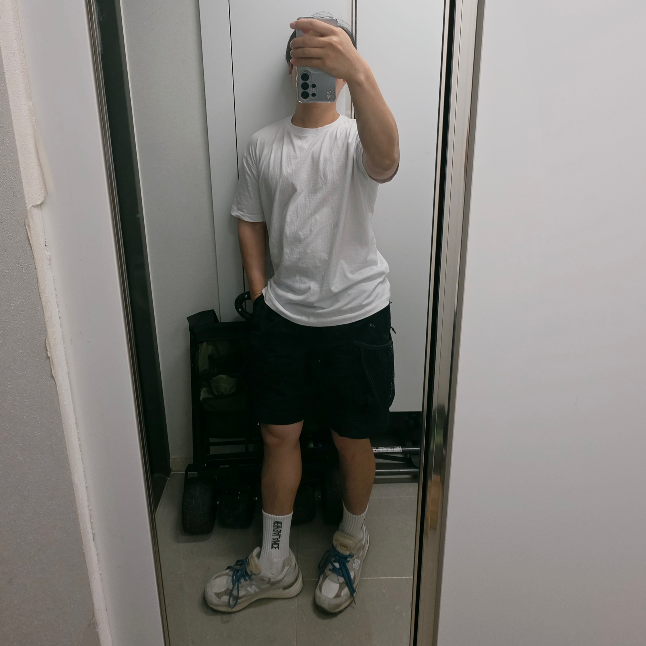 Nike ACG Snowgrass Cargo Shorts Black - Asia, New Balance 992 Made in USA Moonrock Mushroom 착용 스타일