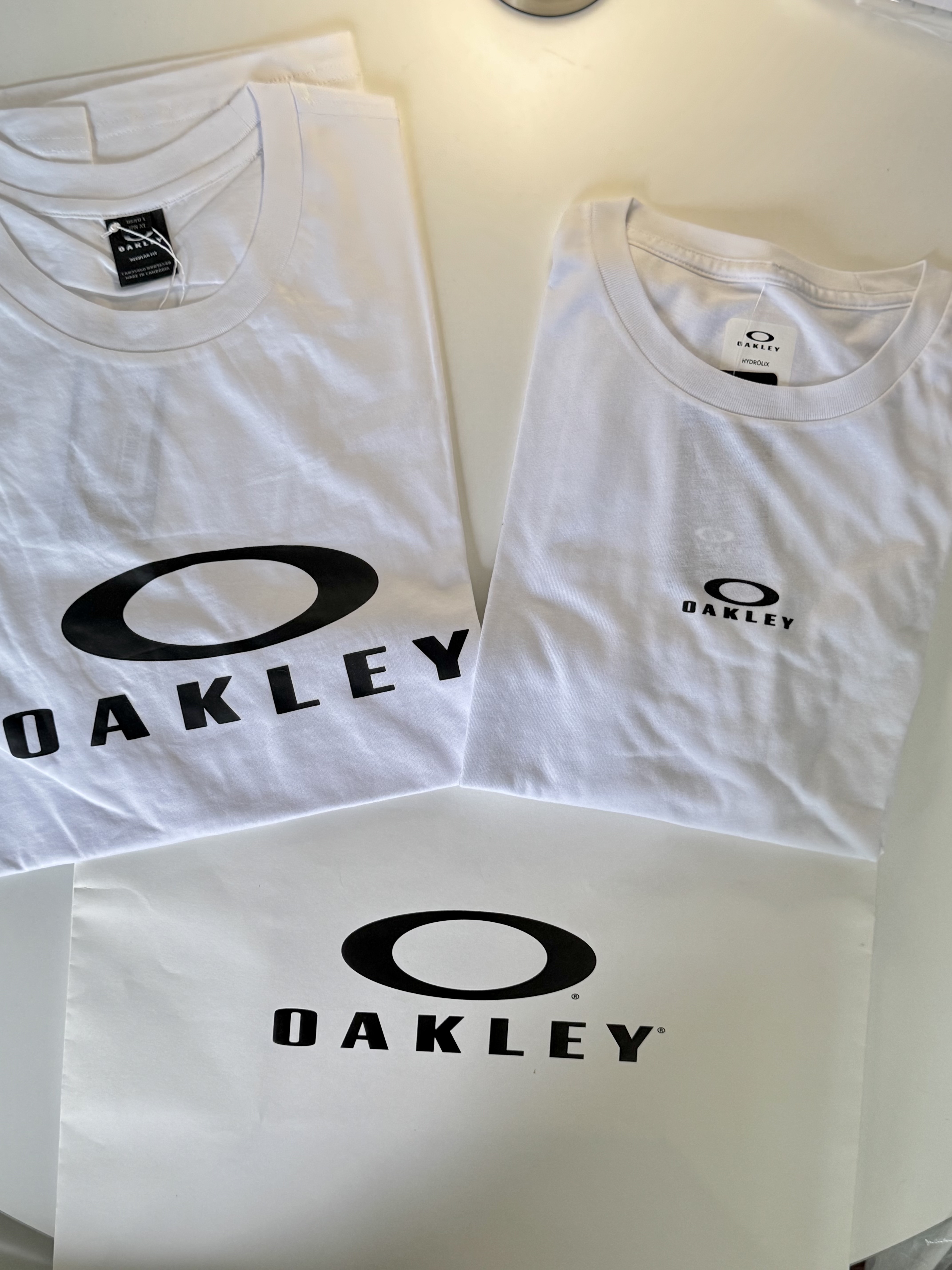 Oakley Bark SS T-Shirt White, Oakley Bark SS T-Shirt Blackout 착용 스타일 - 7