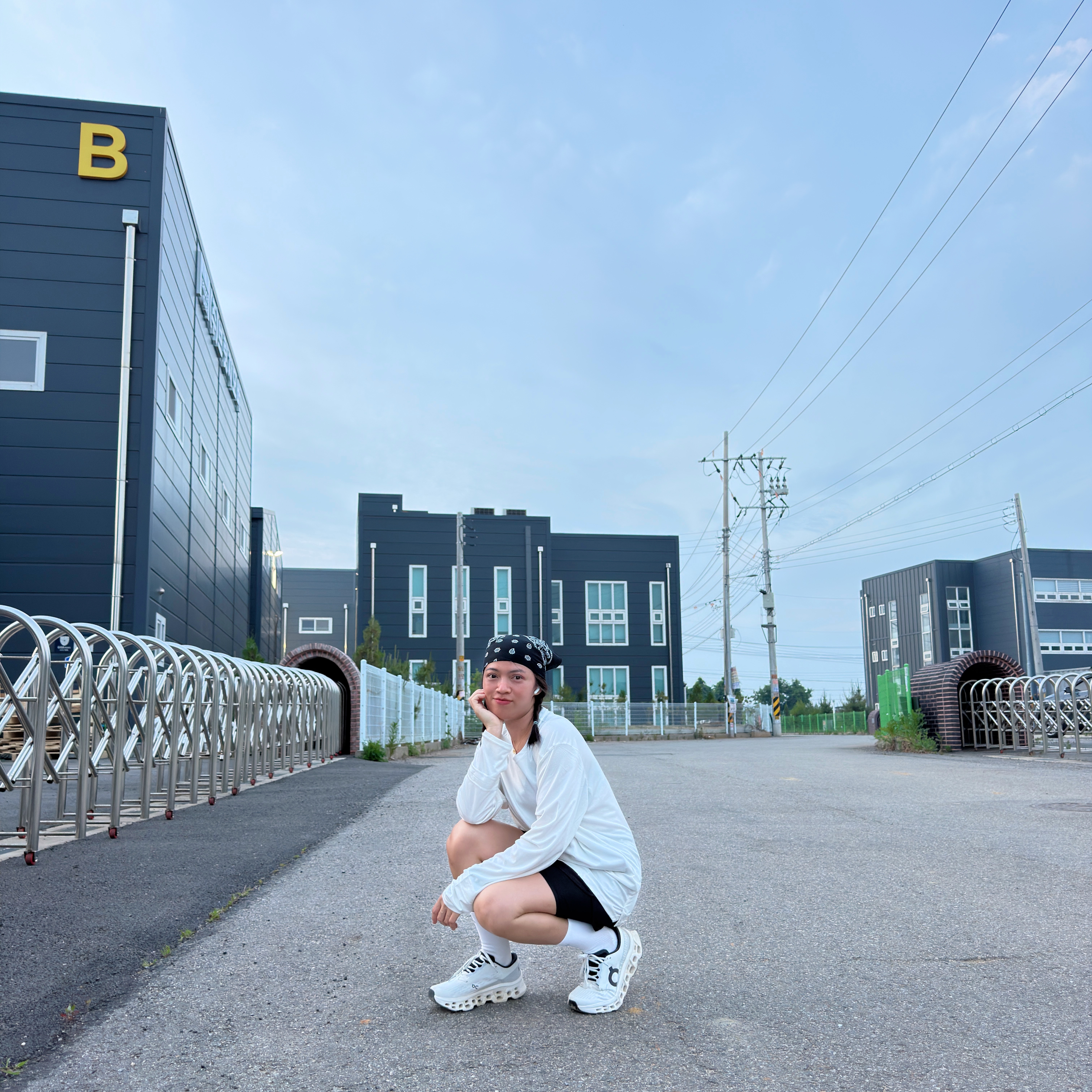 (W) On Running Cloudmonster 3 White, [KREAM 단독] runwhither Watch-Hole Sleeve White 착용 스타일