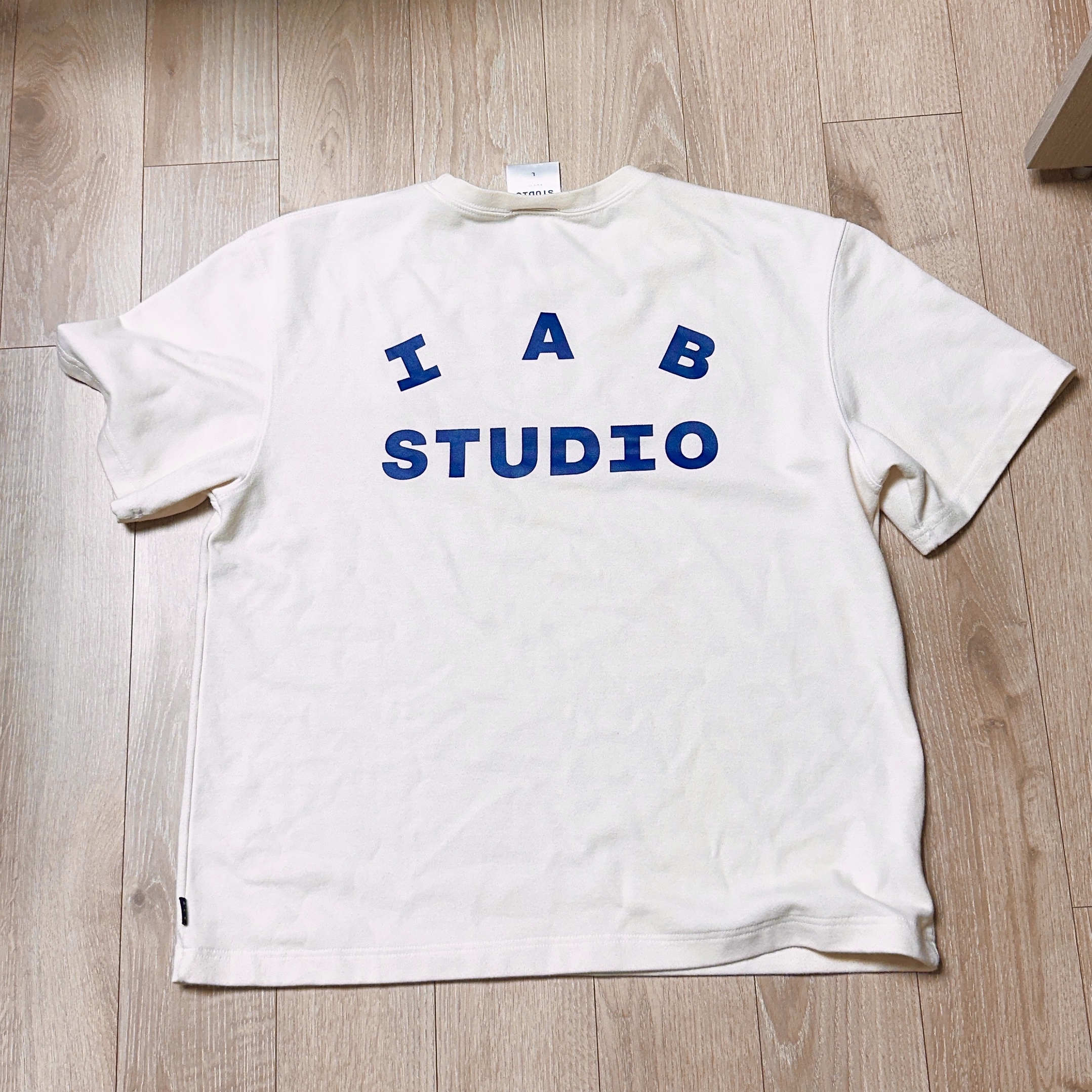 IAB Studio T-Shirt White Navy - 22FW 착용 스타일