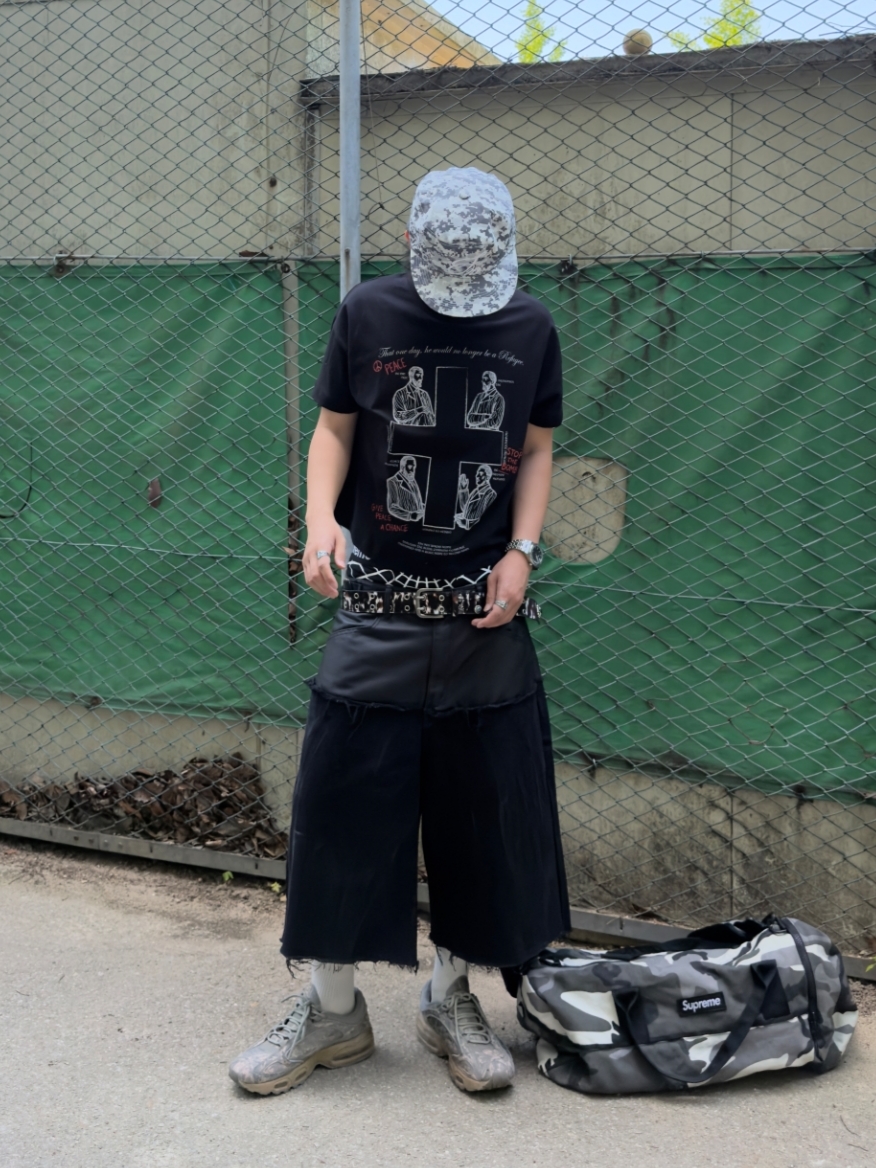 ROARINGRAD Layered Carbon Bermuda Denim Pants Black 착용 스타일 - 2