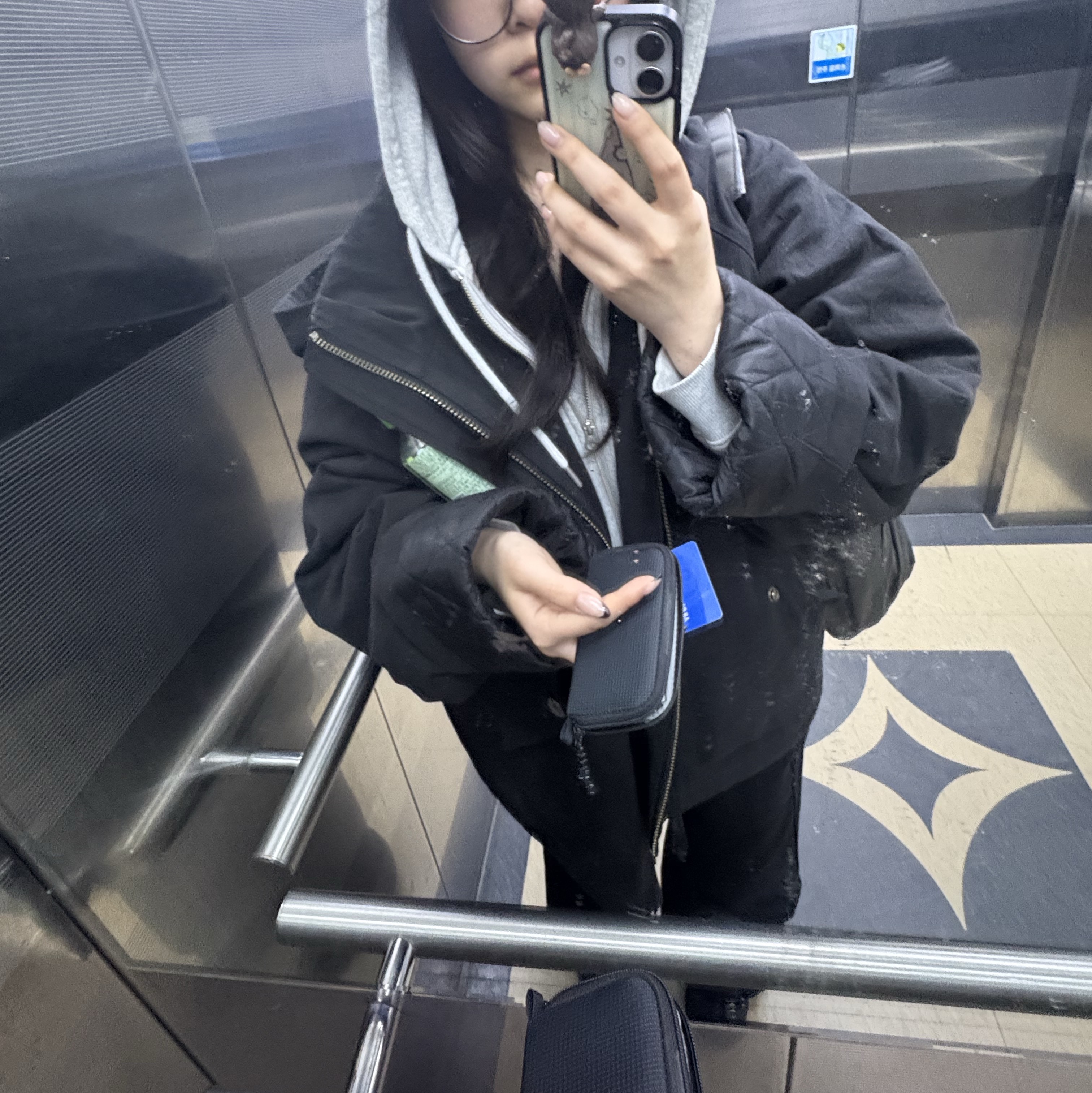 Prada Medium Leather Bag Black, [6% 적립] Deus Ex Machina College Address Hoodie Zipup M Grey 착용 스타일 - 4