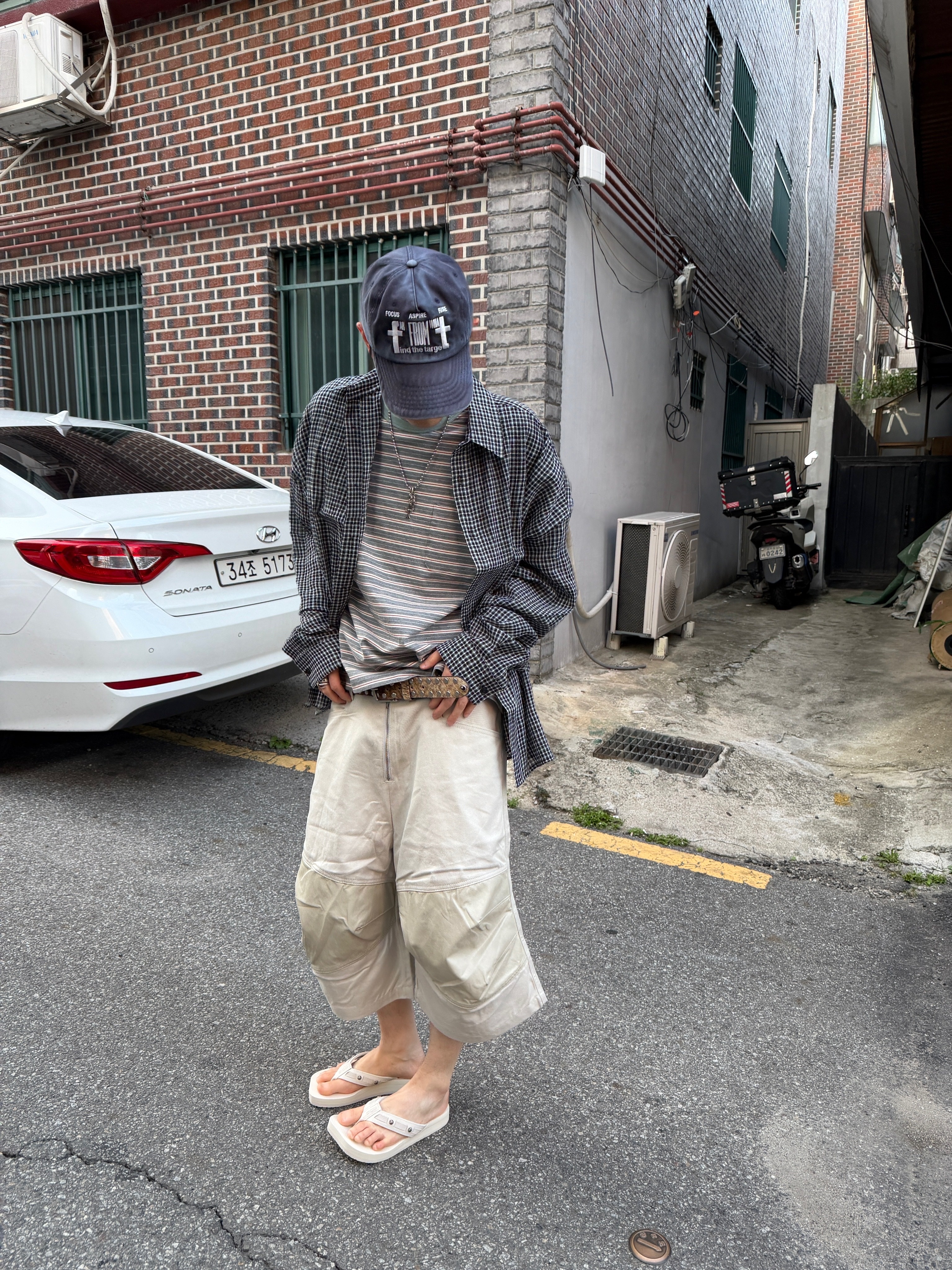 ROARINGRAD Layered Knee Bermuda Pants Beige, Nonnod Flexible Sheer Check Shirt Black 착용 스타일 - 2