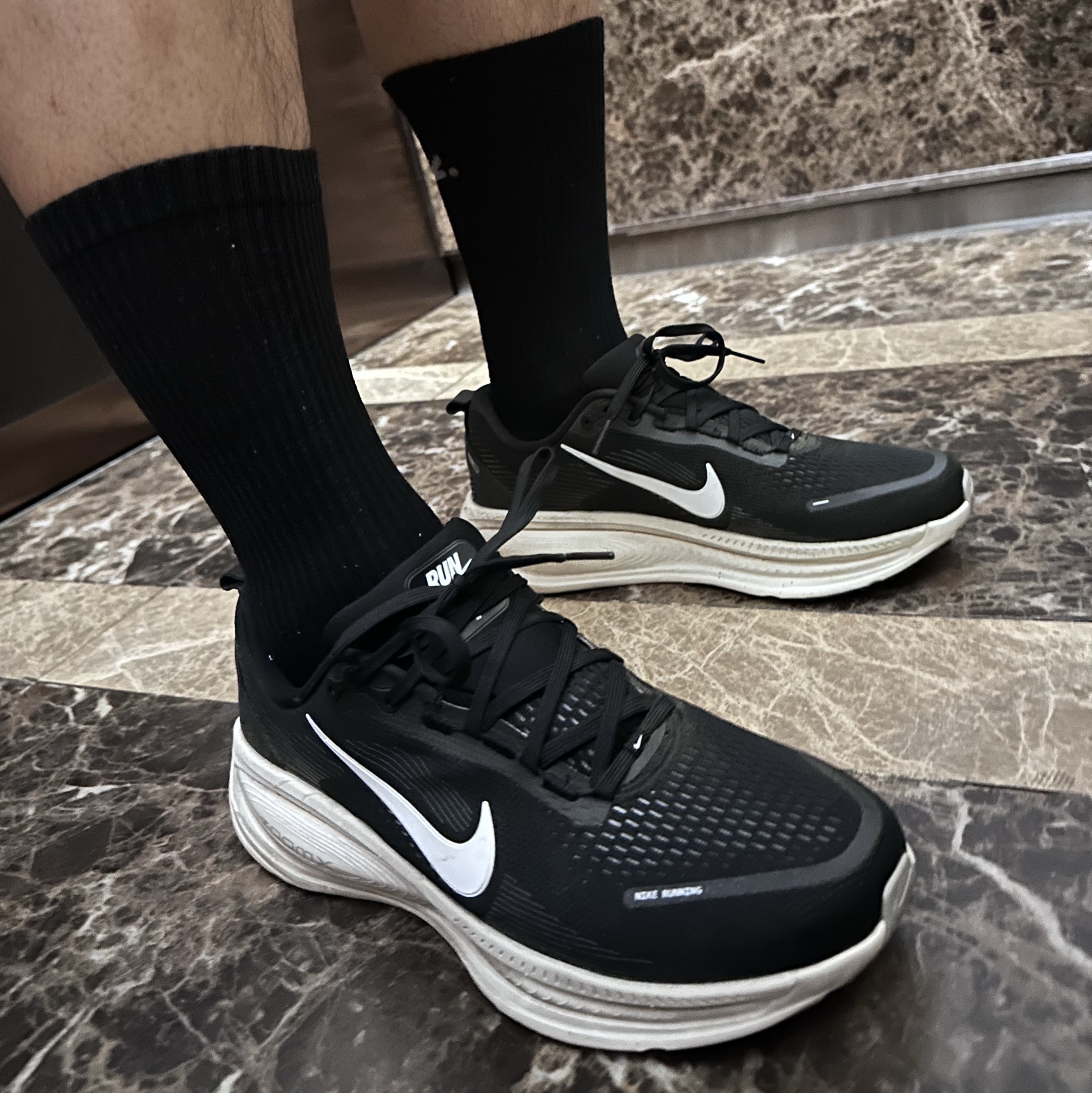 Nike Vomero 18 Black Coconut Milk 착용 스타일 - 2