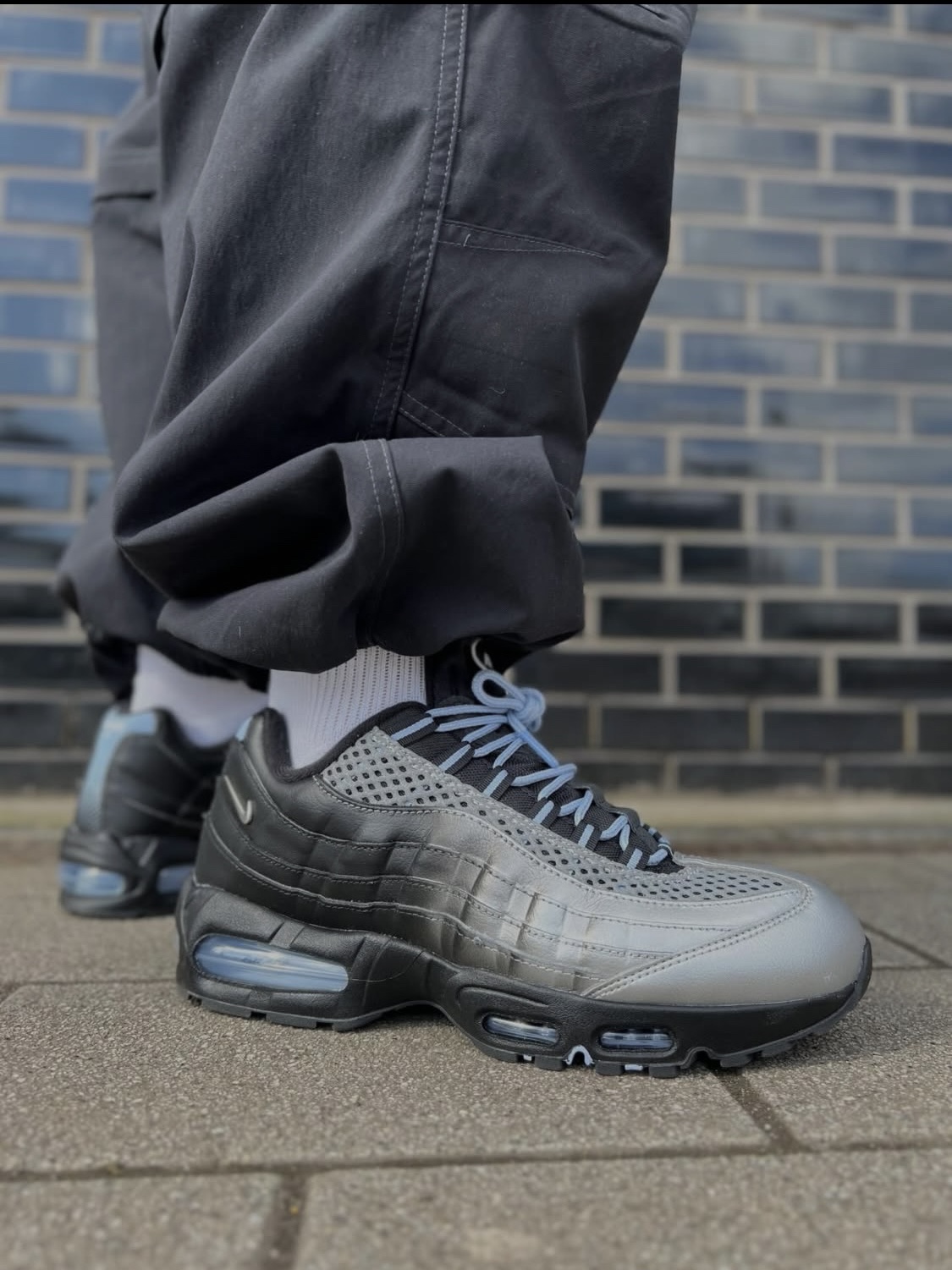 Nike x Palace Air Max 95 Metallic Silver Aluminum 착용 스타일 - 1