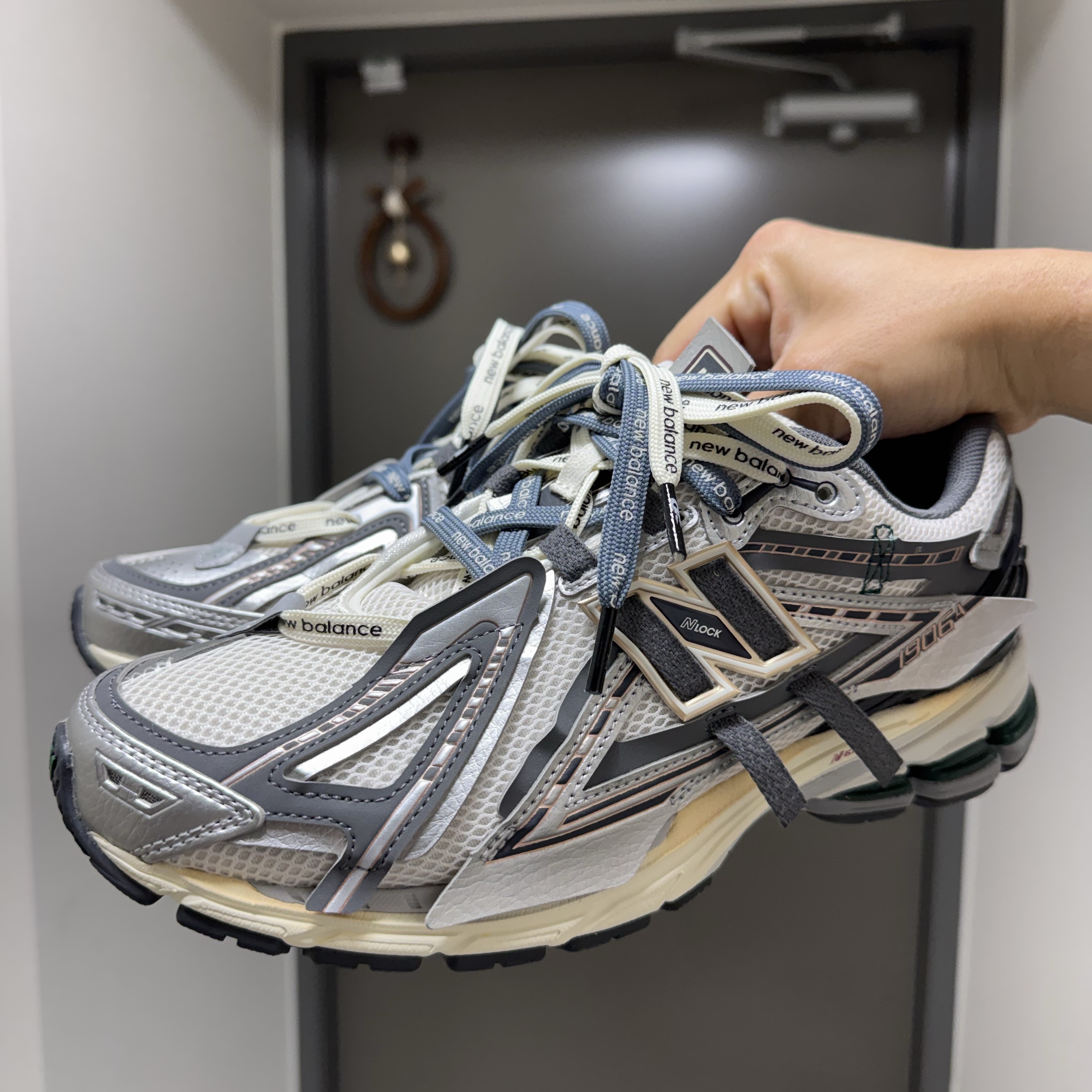 New Balance 1906A Silver Metallic Castlerock 착용 스타일 - 3