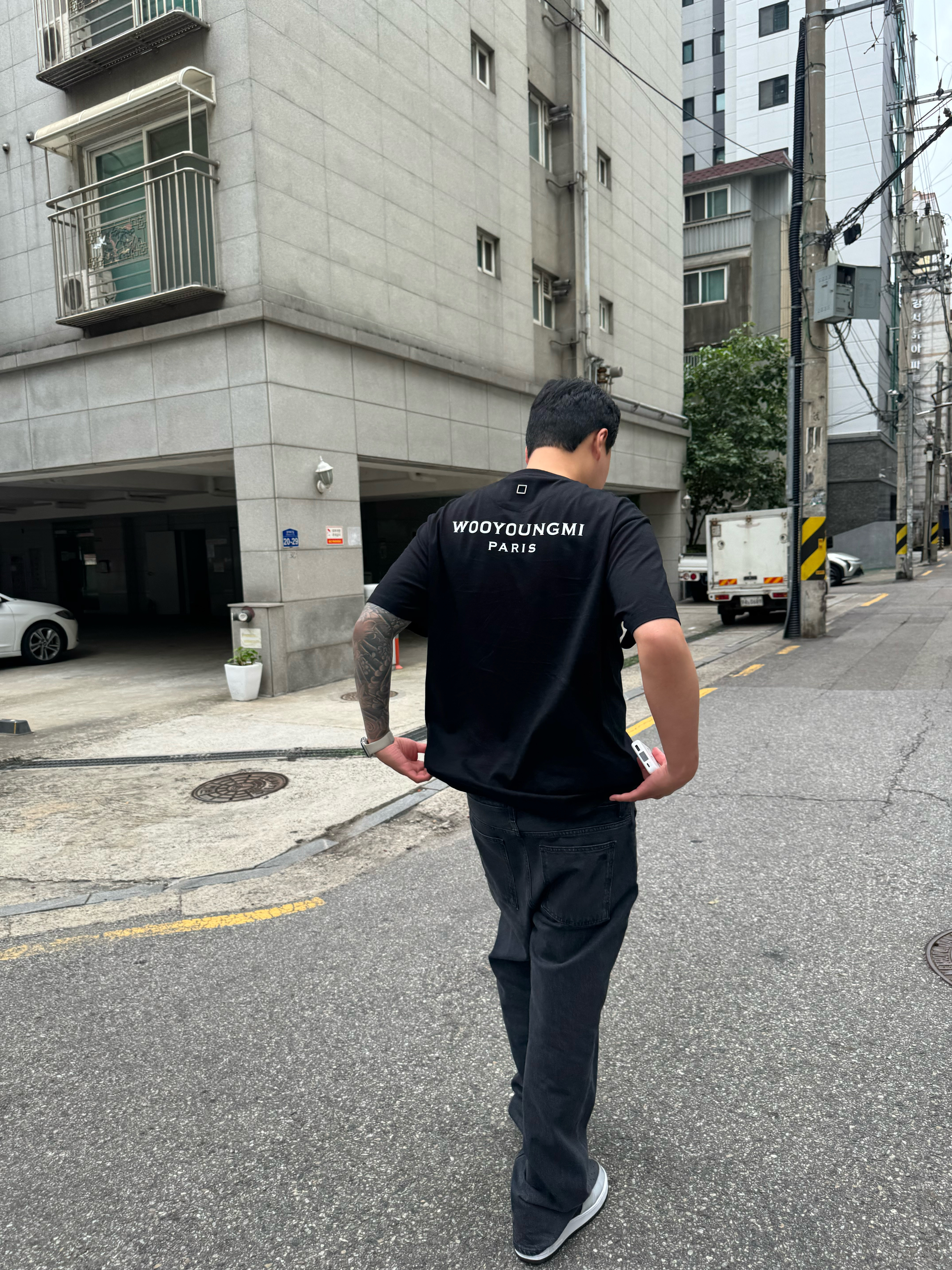 Wooyoungmi Cotton Back Logo T-Shirt Black - 25SS, Wooyoungmi Cotton Back Logo T-Shirt Black - 26SS 착용 스타일 - 1