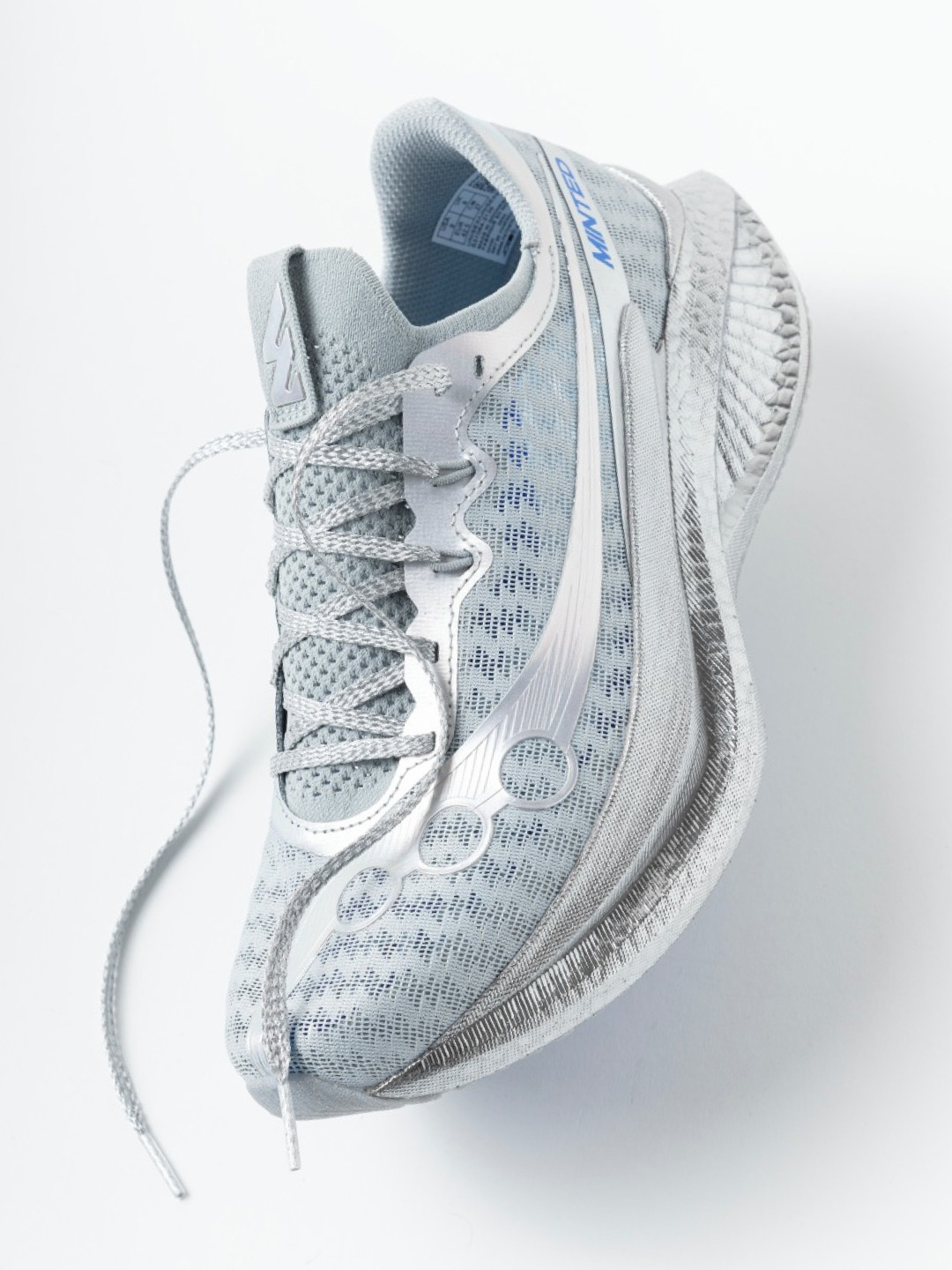 Saucony x Minted NY Endorphin Pro 5 Silver 착용 스타일 - 2