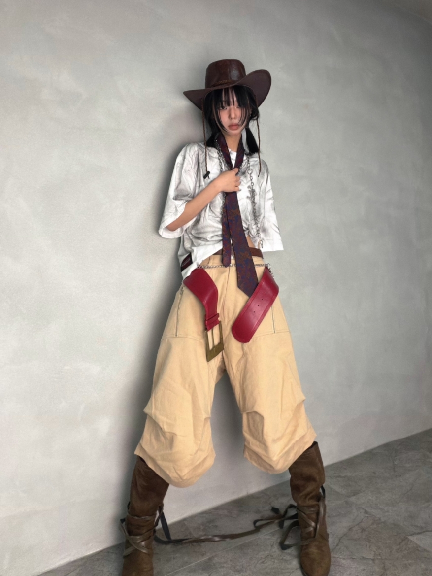 ROARINGRAD 26 Parachute Bermuda Pants Beige 착용 스타일
