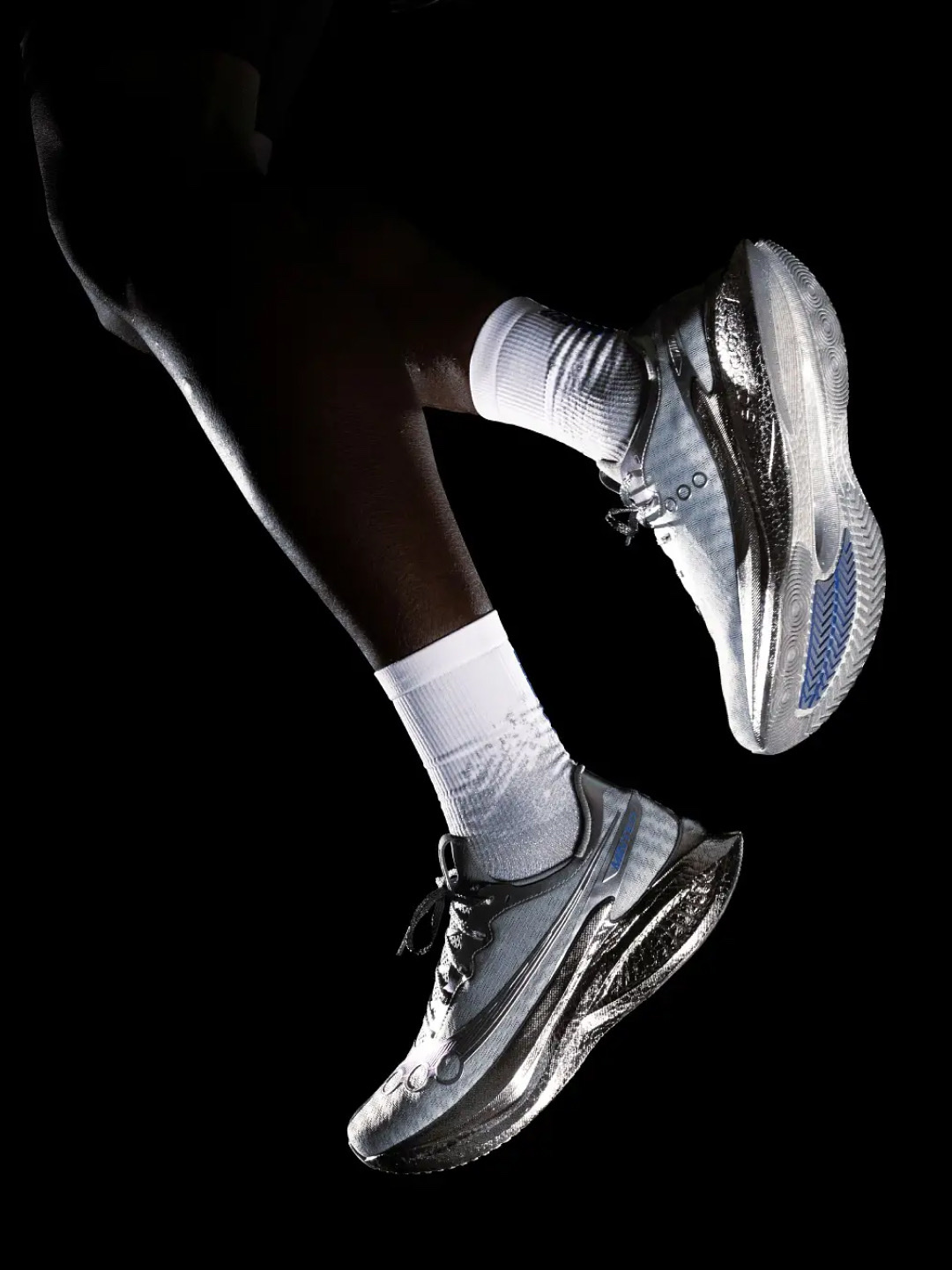 Saucony x Minted NY Endorphin Pro 5 Silver 착용 스타일 - 3