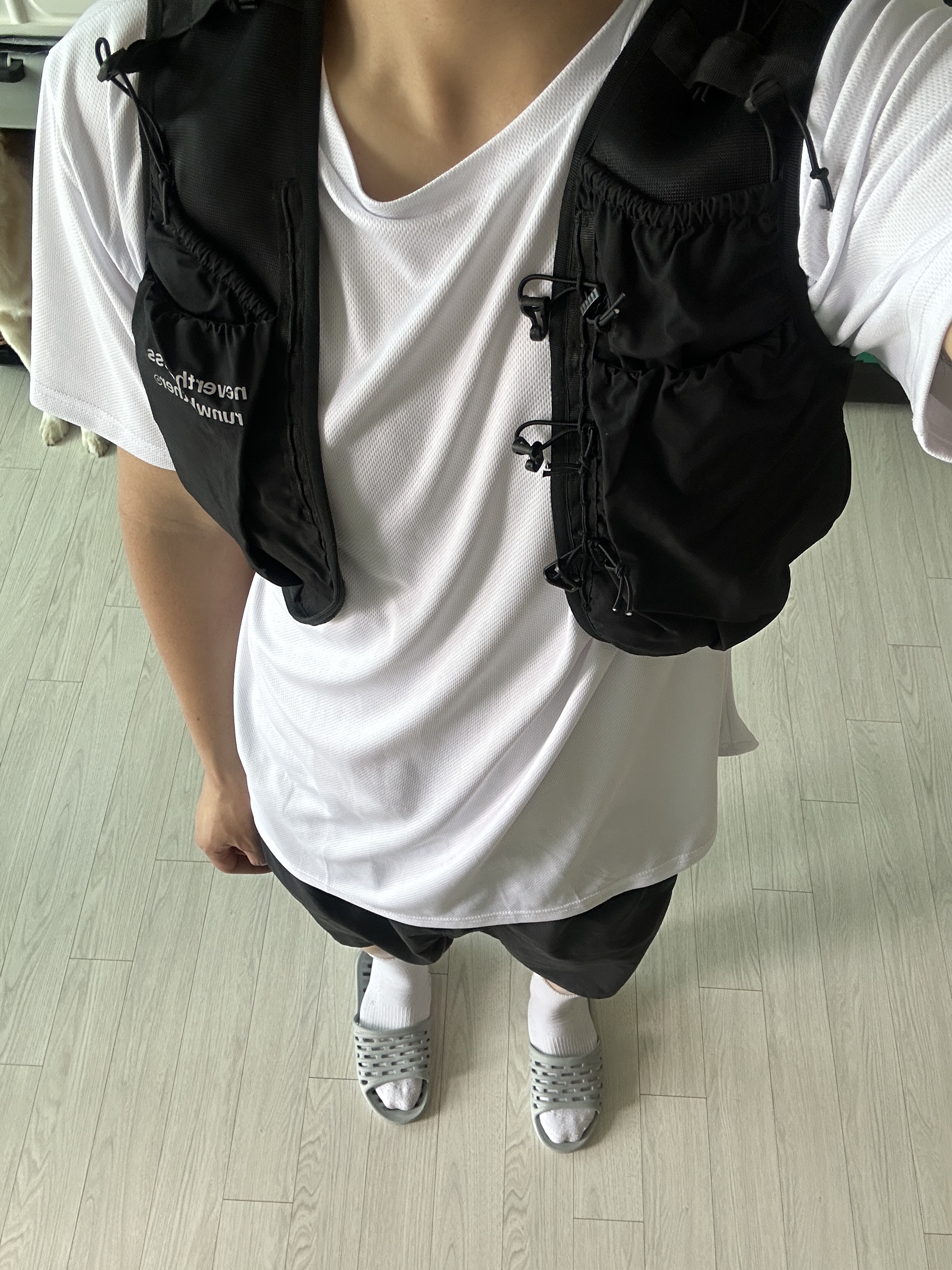 [KREAM 단독] runwhither Trail Running Vest Black 착용 스타일
