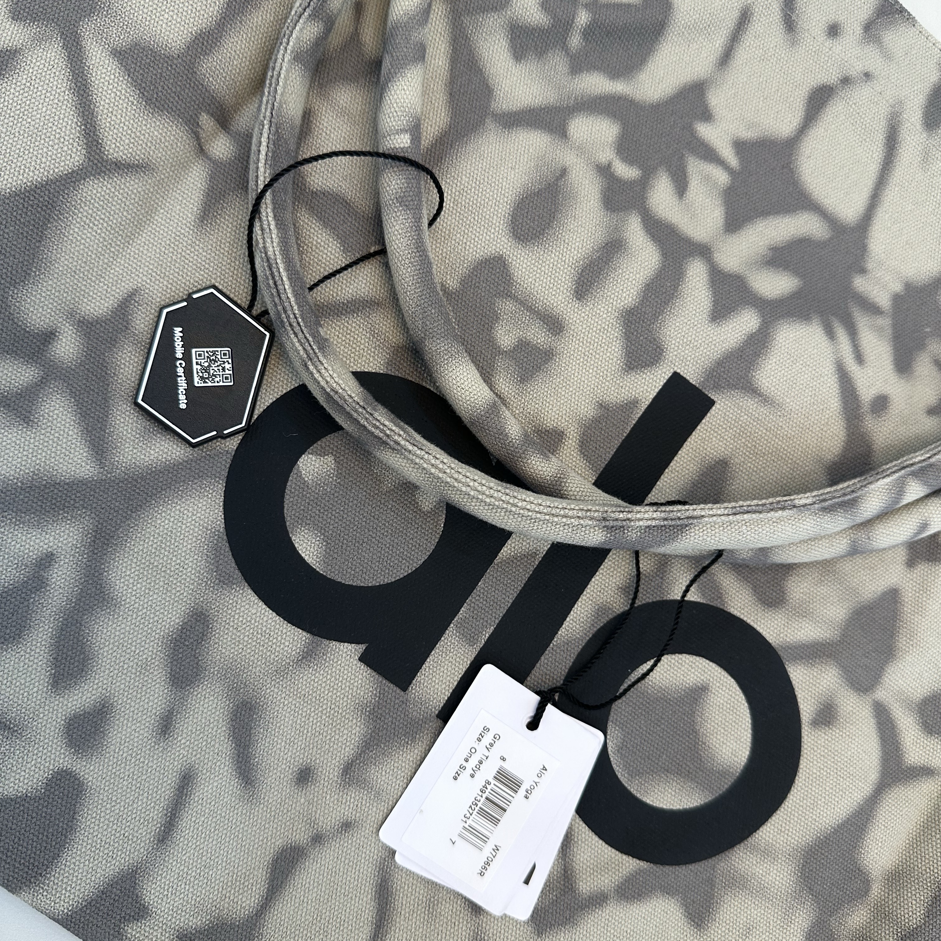 Alo Yoga Iconic Shopper Tote Bag Grey Tiedye 착용 스타일 - 3