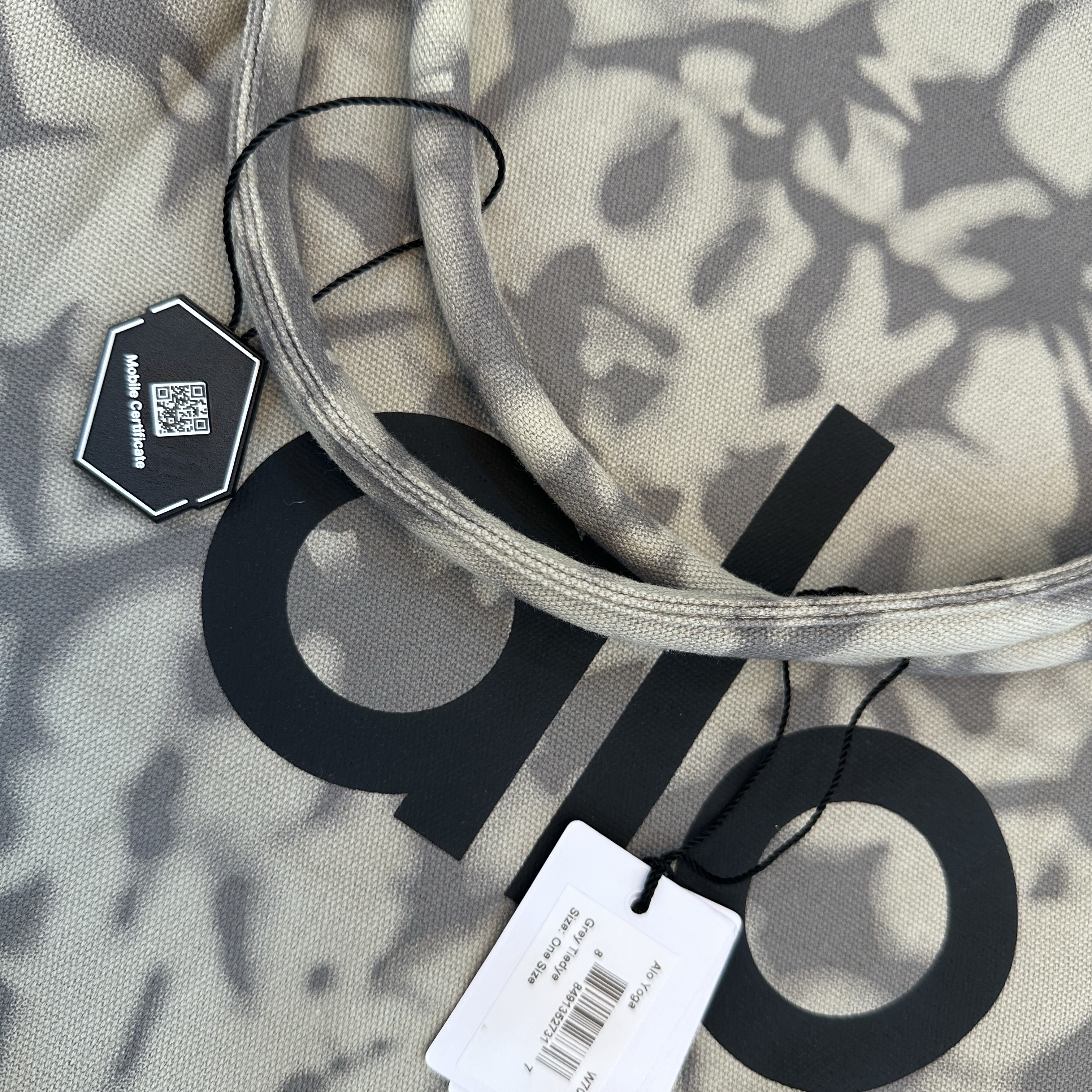 Alo Yoga Iconic Shopper Tote Bag Grey Tiedye 착용 스타일 - 1