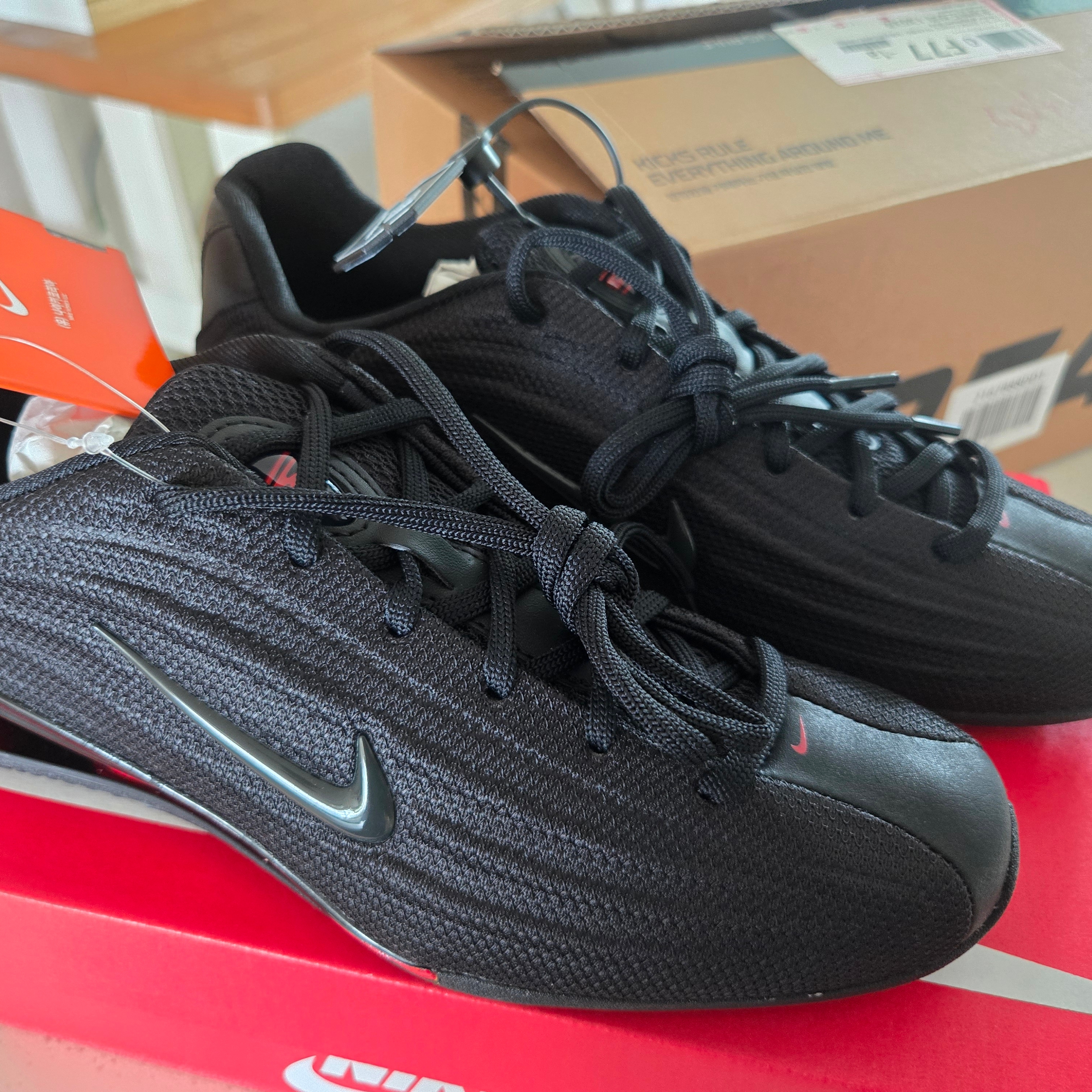 (W) Nike Shox Z Black University Red 착용 스타일 - 1