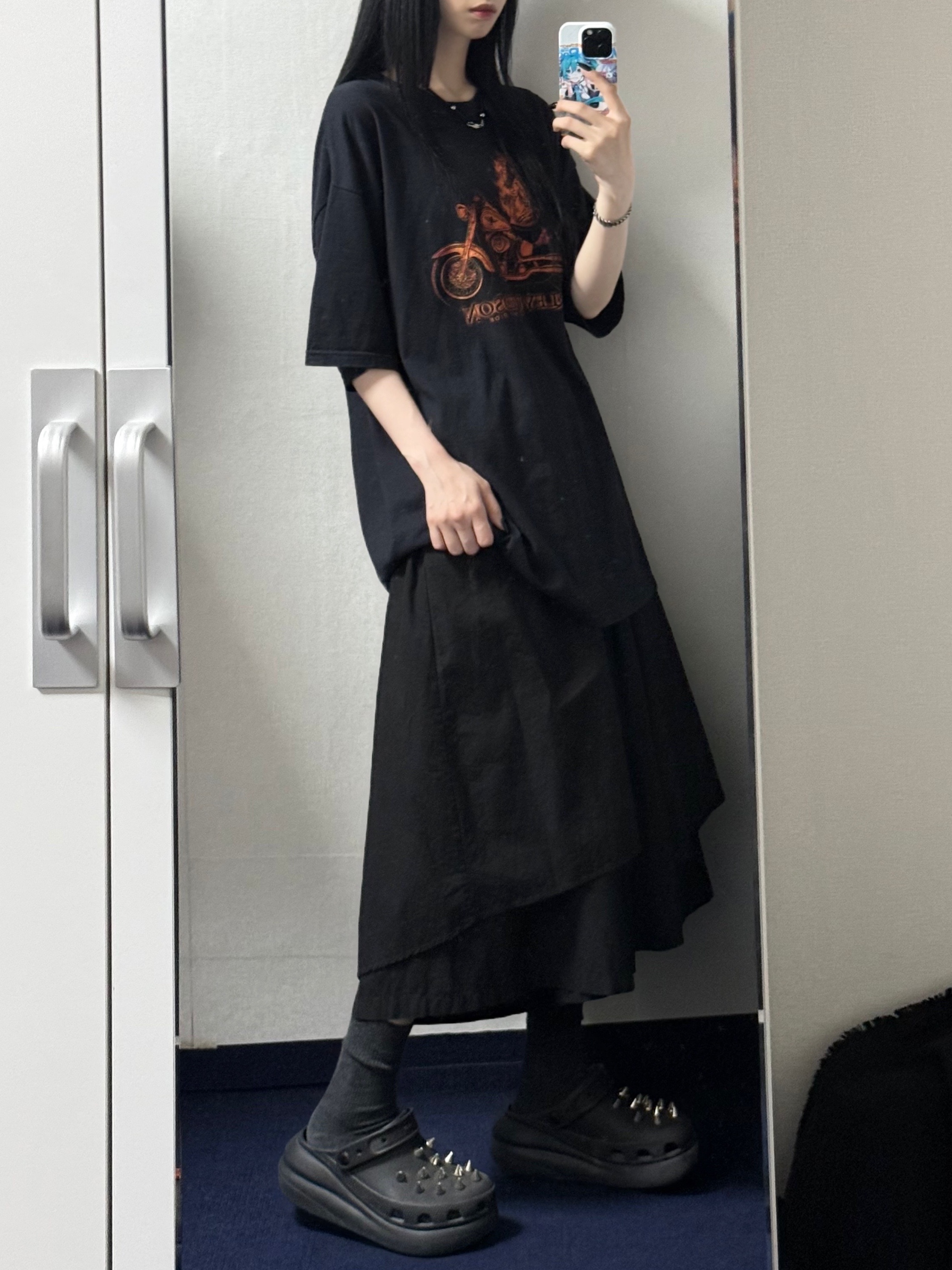 Crocs Classic Crush Clog Black 착용 스타일 - 1