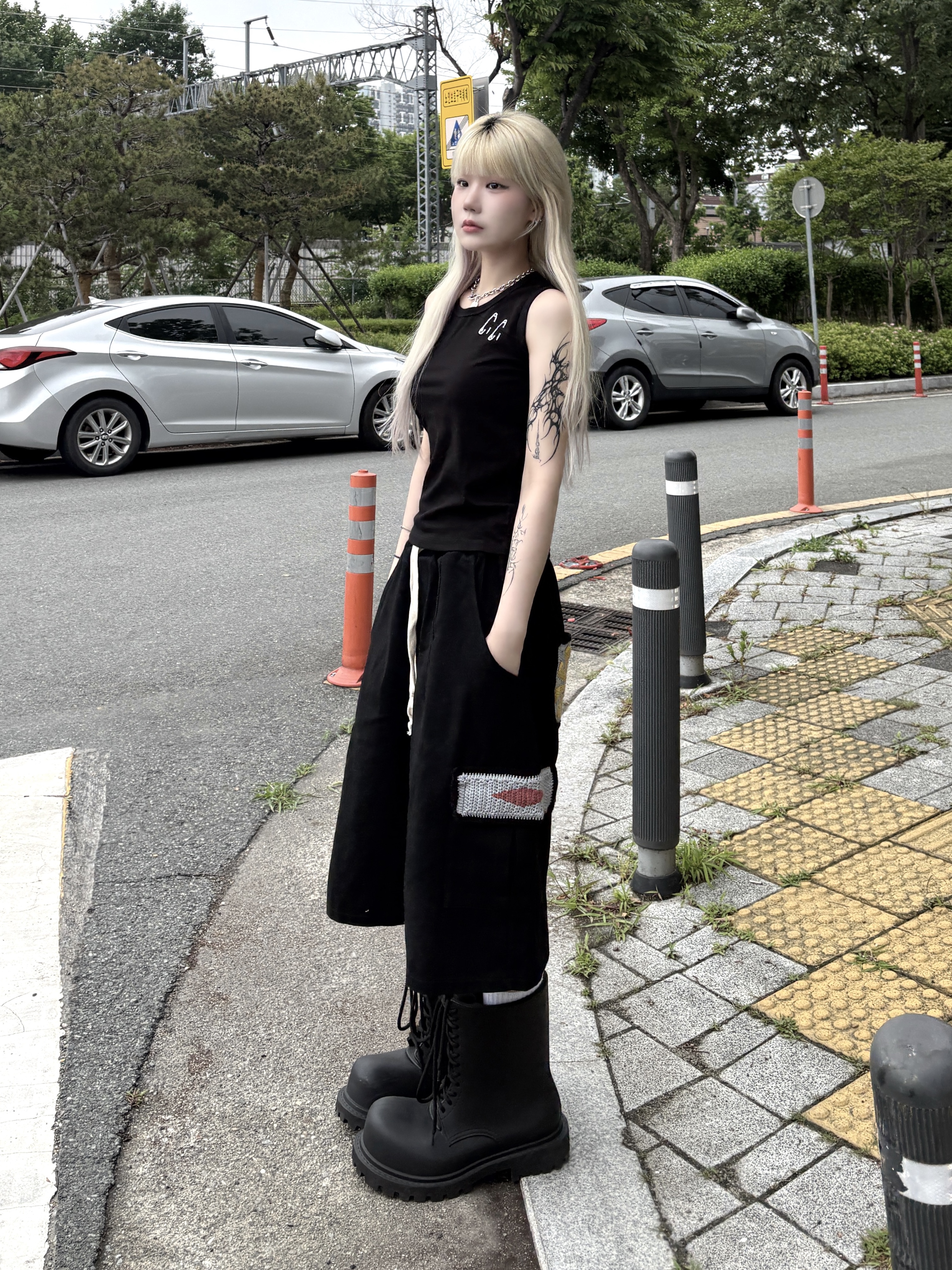 Balenciaga XL Army Boots Full Eva Black 착용 스타일 - 2