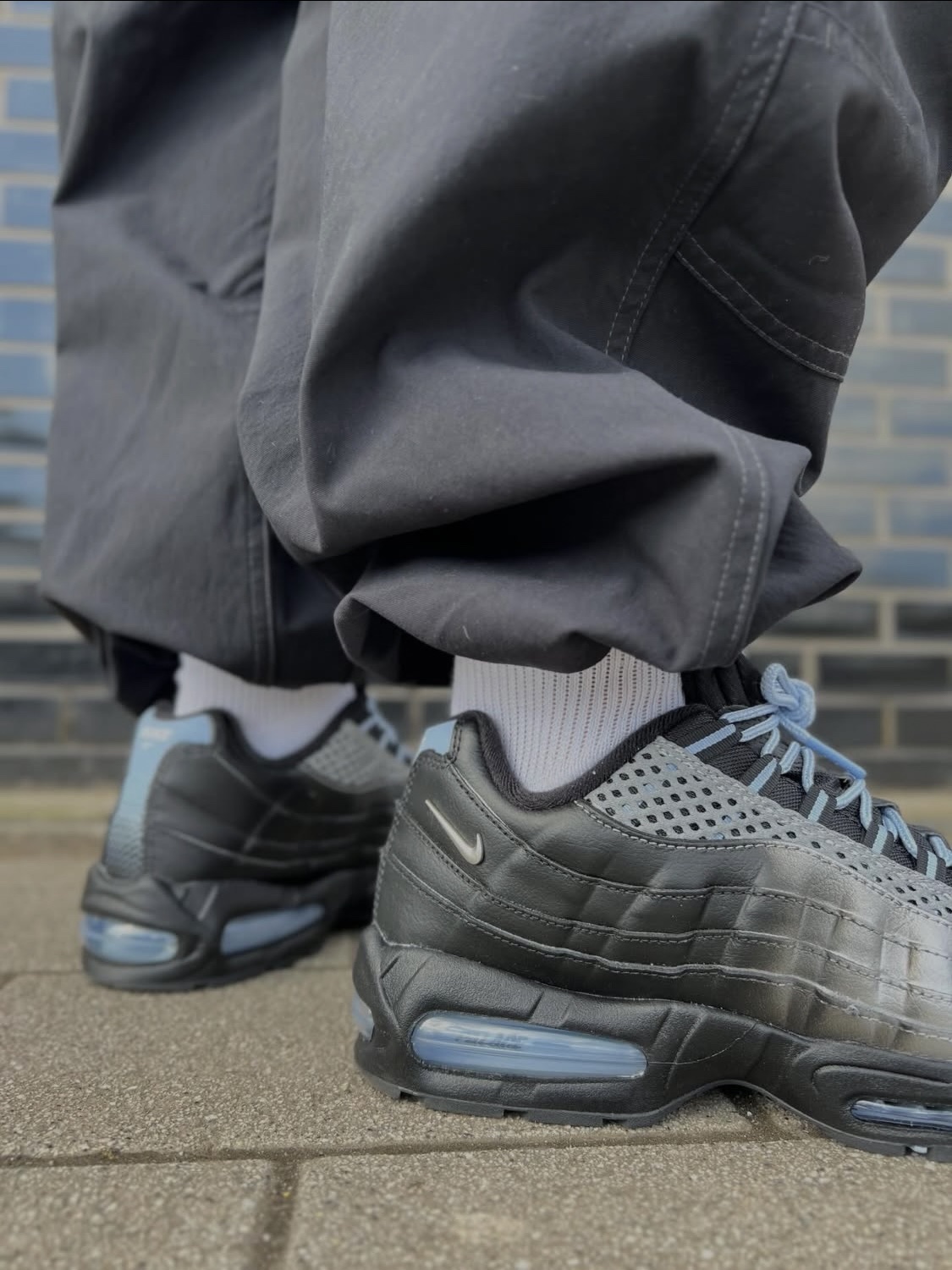 Nike x Palace Air Max 95 Metallic Silver Aluminum 착용 스타일 - 4