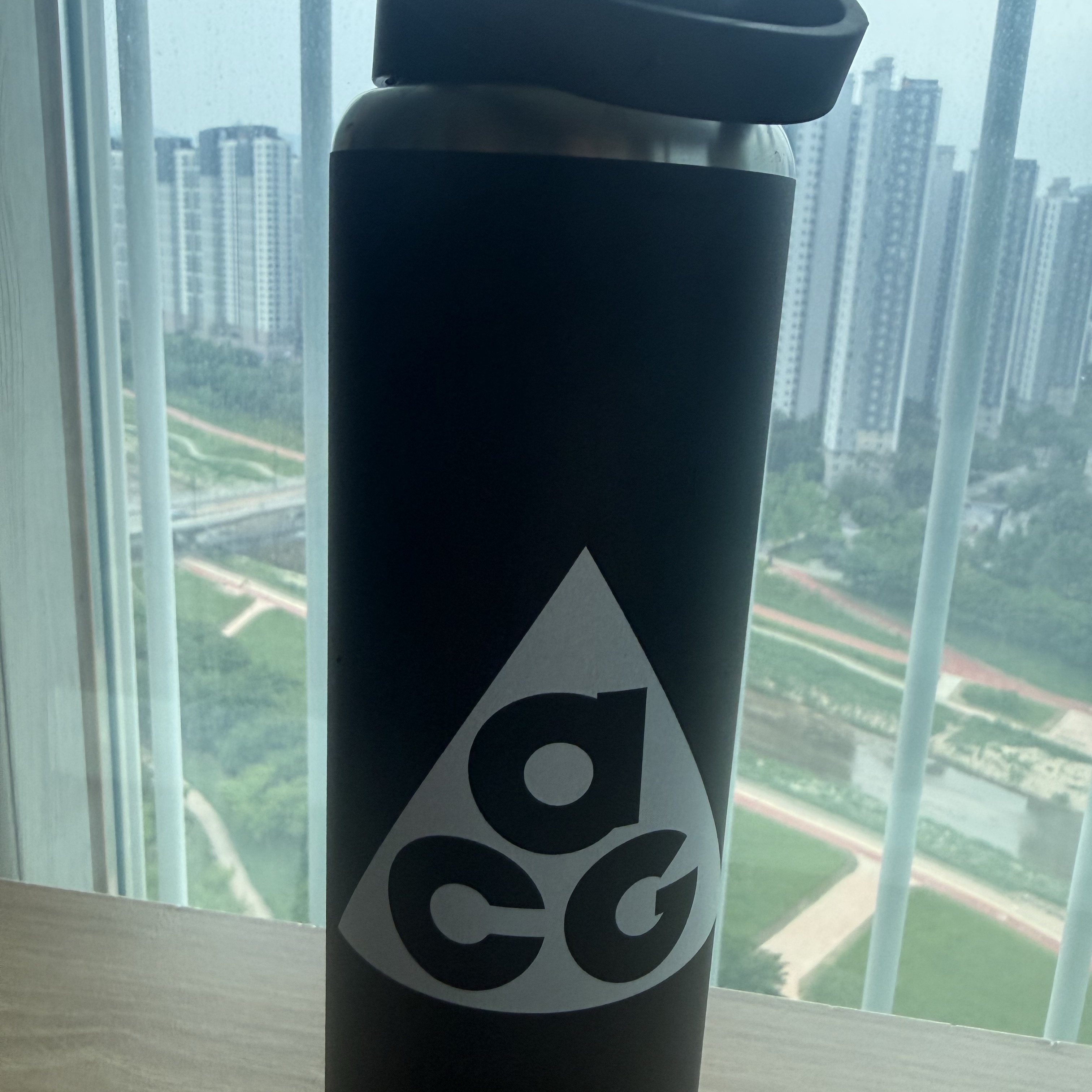 Nike 24oz ACG Recharge Chug Bottle Black 착용 스타일