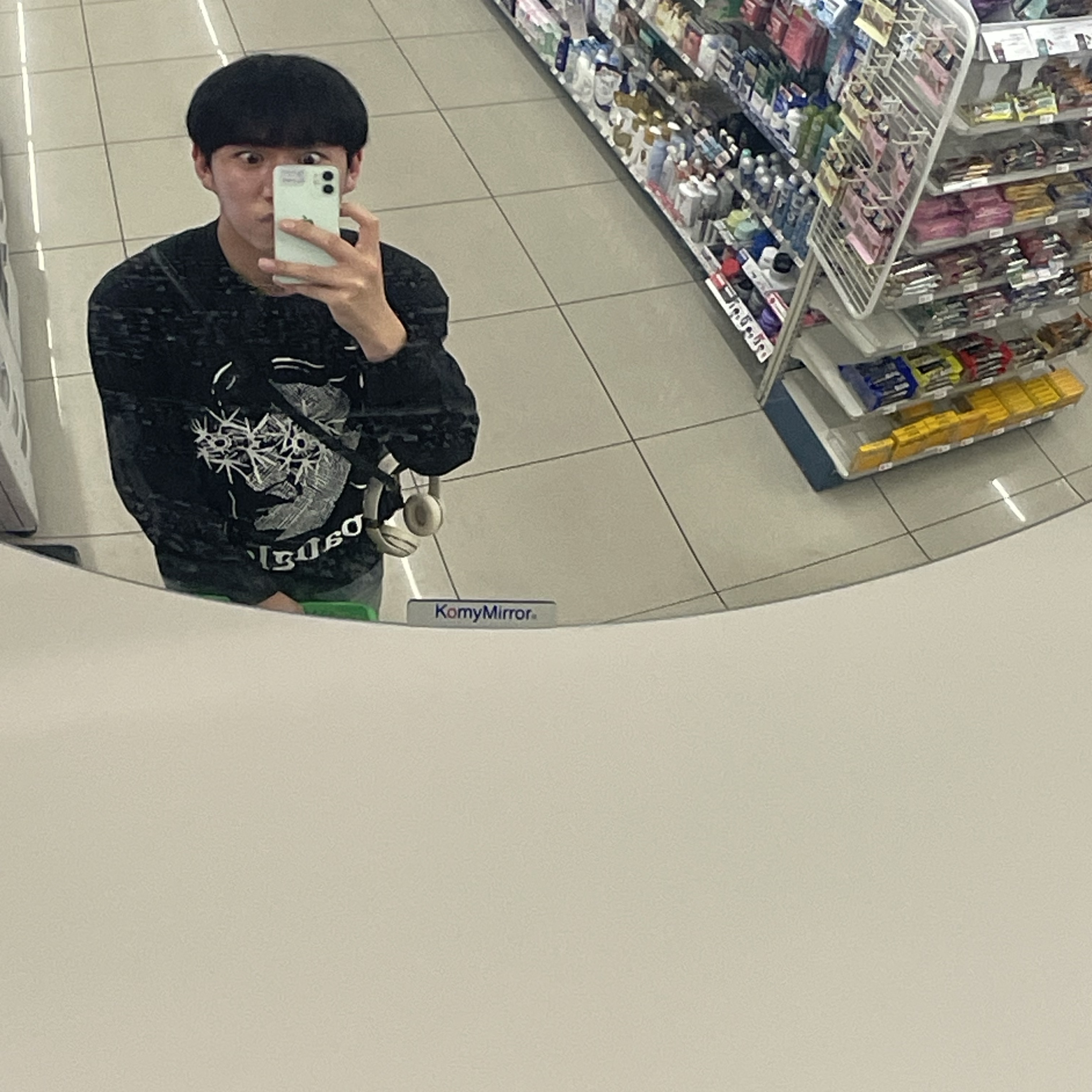 Beats Solo3 Wireless On Ear Headphone Black (Korean Ver.), Prada BT1025 Nylon Quilted Crossbody Bag 착용 스타일 - 2
