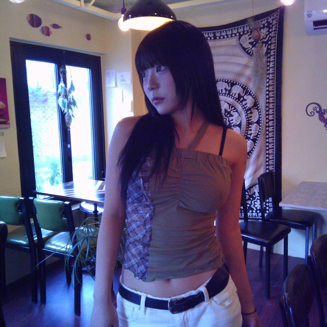 (W) Thevinylhouse Mixed Halterneck Top Olive 착용 스타일