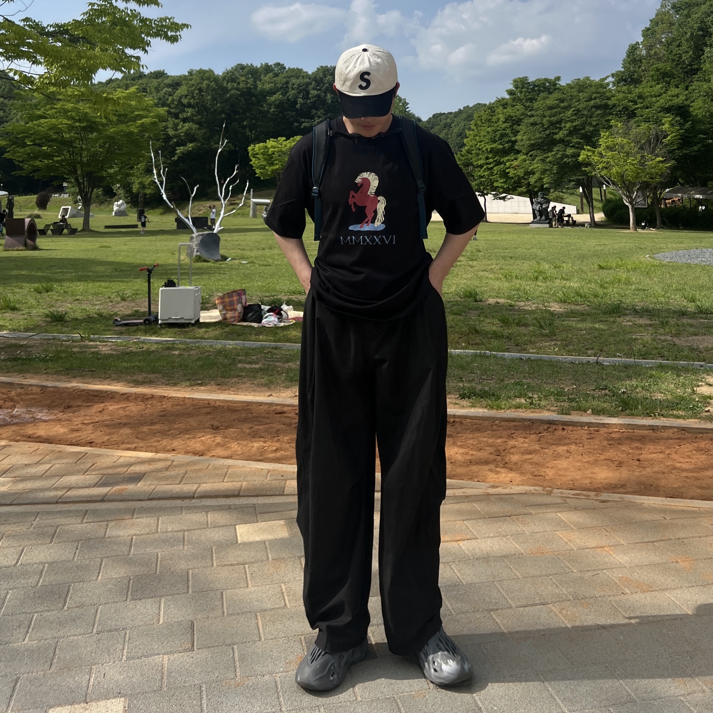 IAB Studio Red Horse T-Shirt Black, Supreme 2-Tone S Logo 6-Panel Stone - 24SS 착용 스타일 - 6