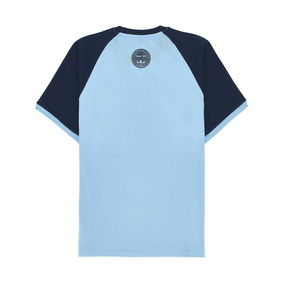 아디다스 x 오아시스 투어 3-스트라이프 티셔츠 클리어 스카이 나이트 인디고 - US 사이즈(Adidas x Oasis Tour 3-Stripes T-Shirt Clear Sky Night Indigo - US Sizing) - 2
