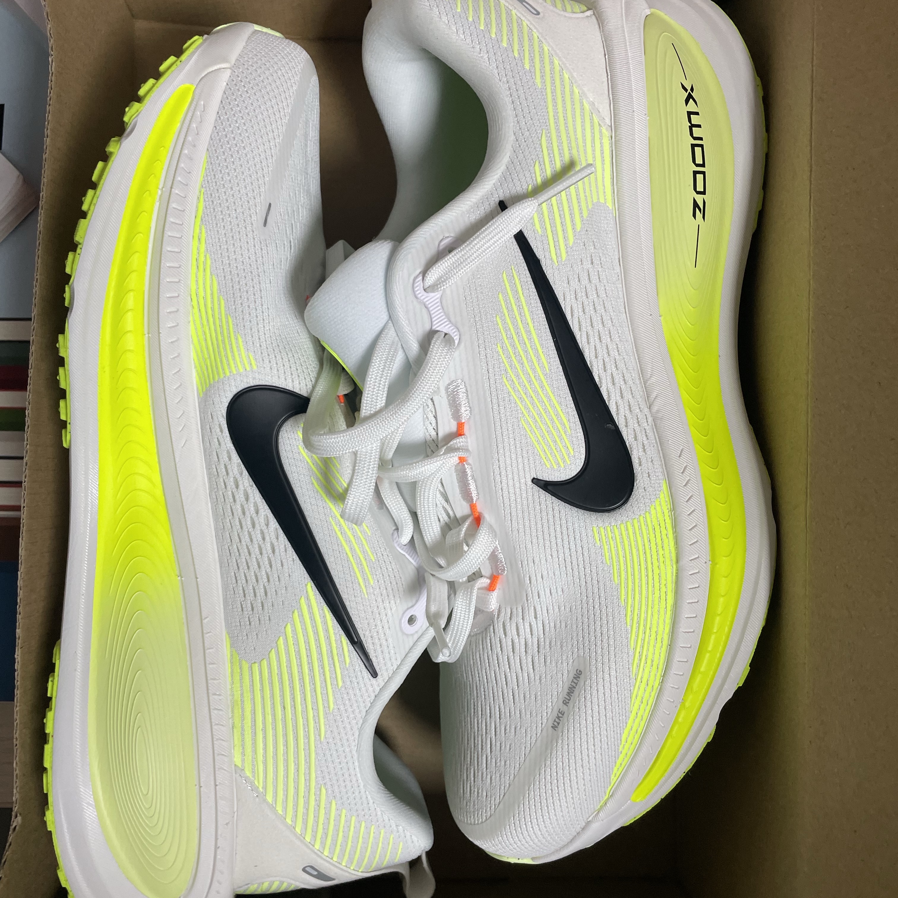 Nike Vomero 18 White Volt 착용 스타일