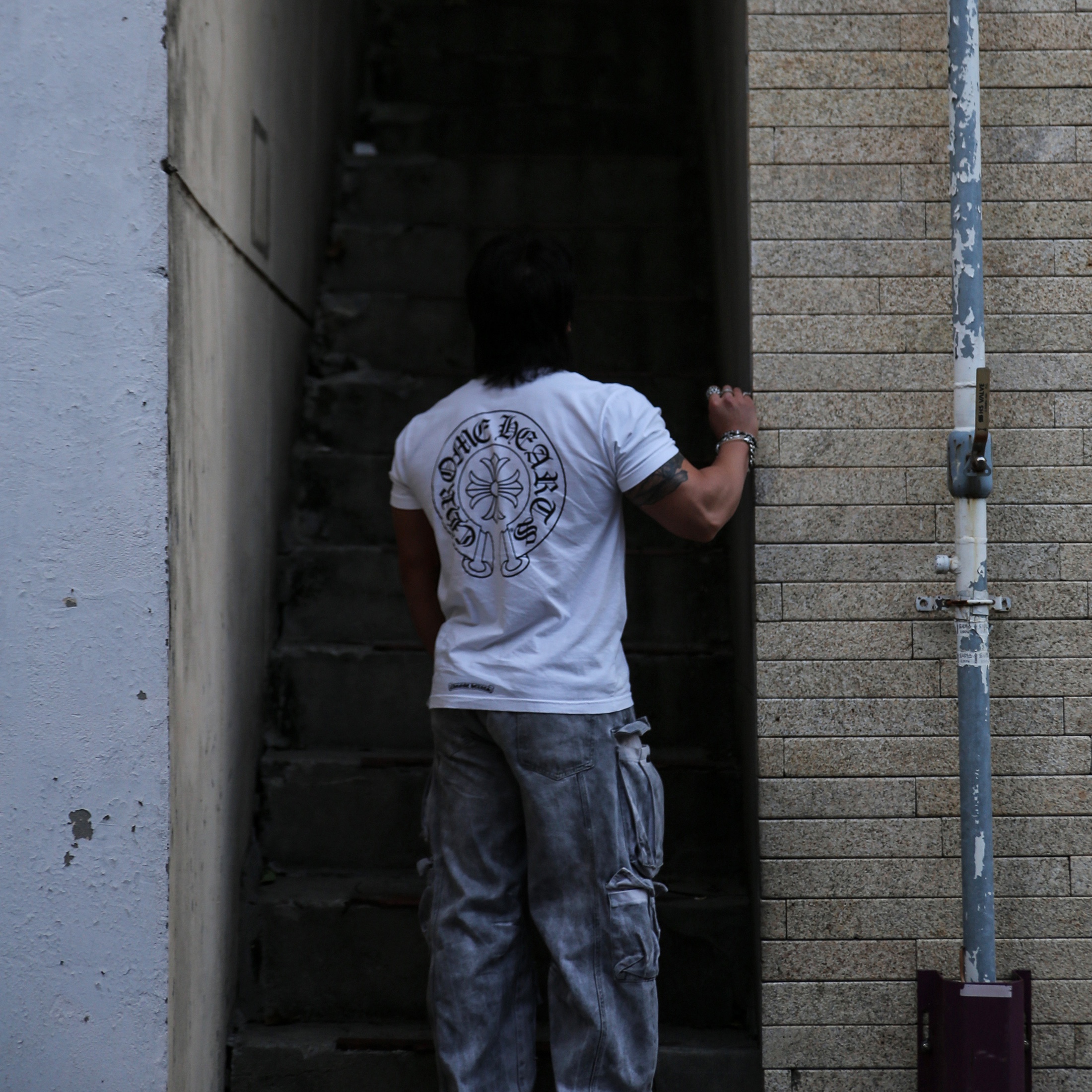 Chrome Hearts Horseshoe Logo Pocket T-Shirt White, Chrome Hearts Cemetery Ring Silver 착용 스타일 - 5