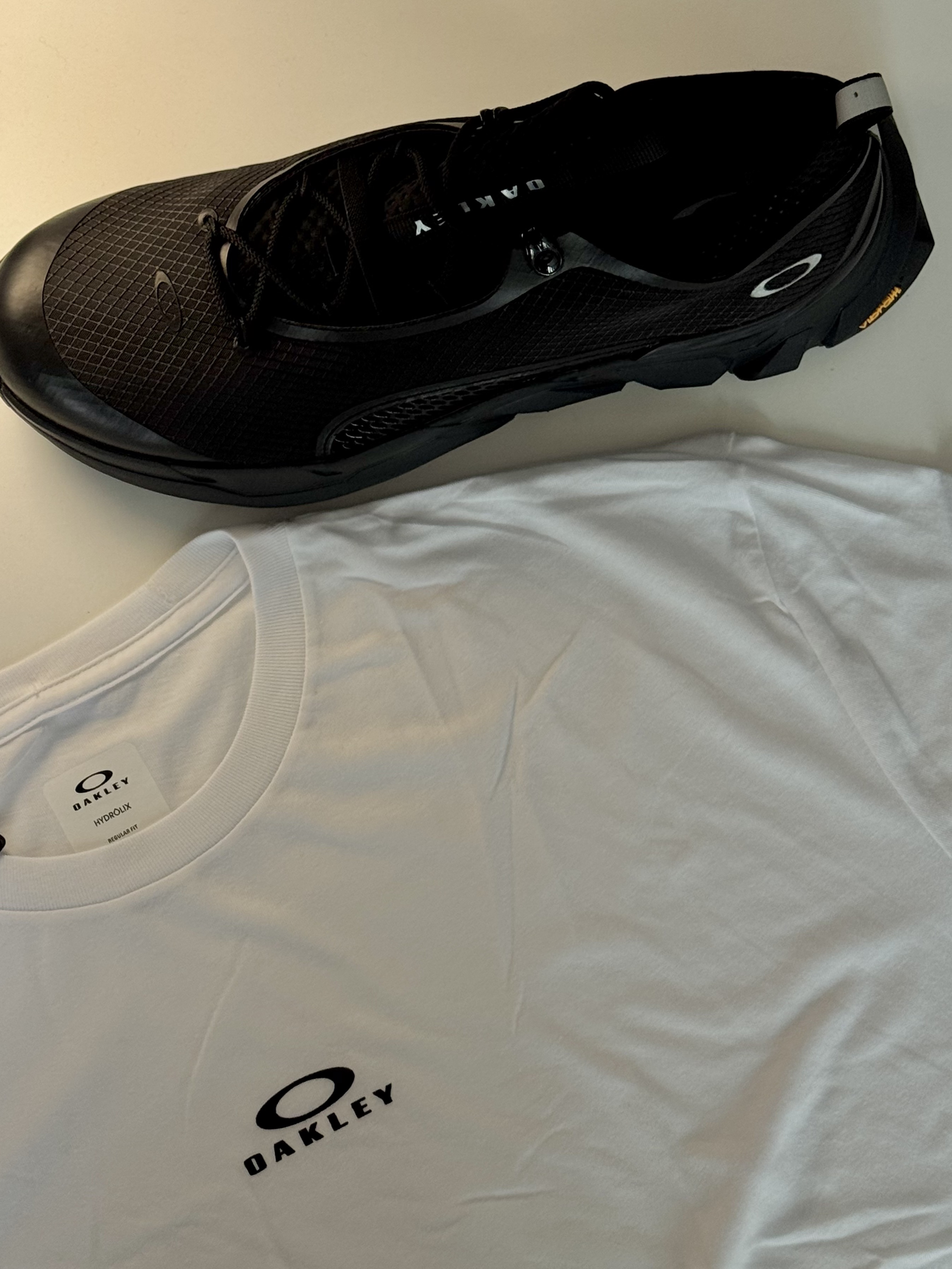 Oakley Bark SS T-Shirt White, Oakley Bark SS T-Shirt Blackout 착용 스타일 - 4