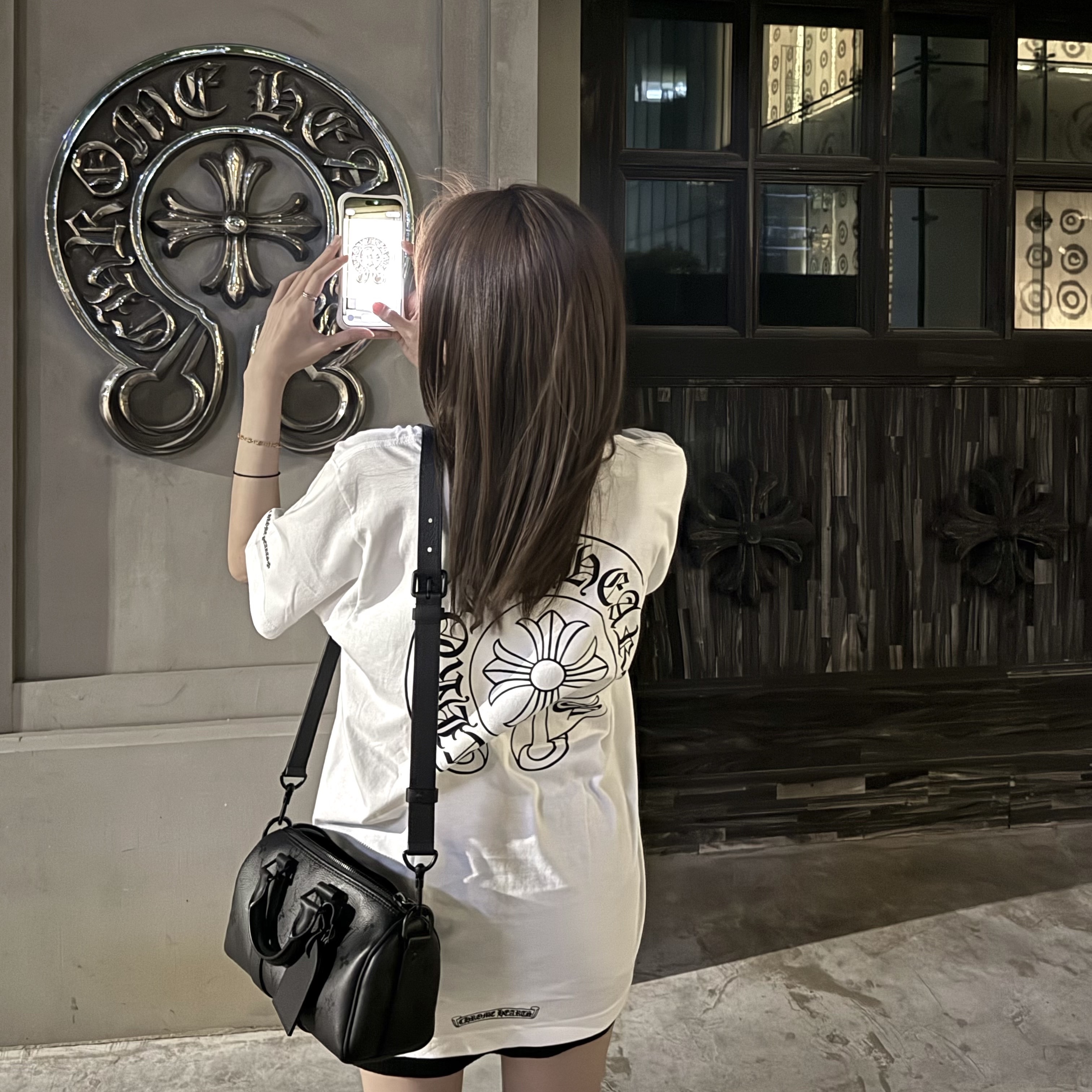 Chrome Hearts Horseshoe Logo Pocket T-Shirt White 착용 스타일 - 1