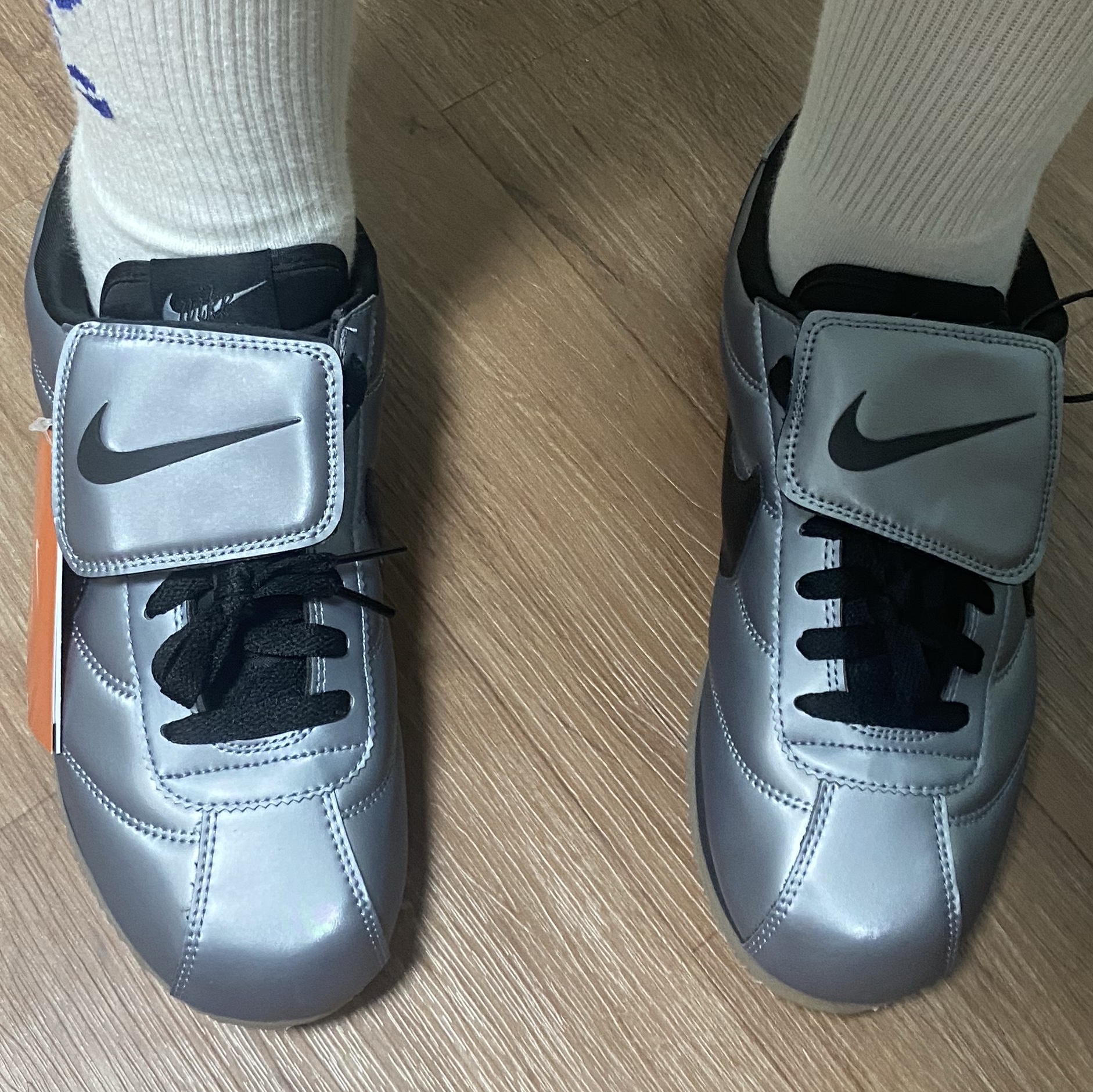 Nike Cortez Leather SE Metallic Cool Grey Black 착용 스타일