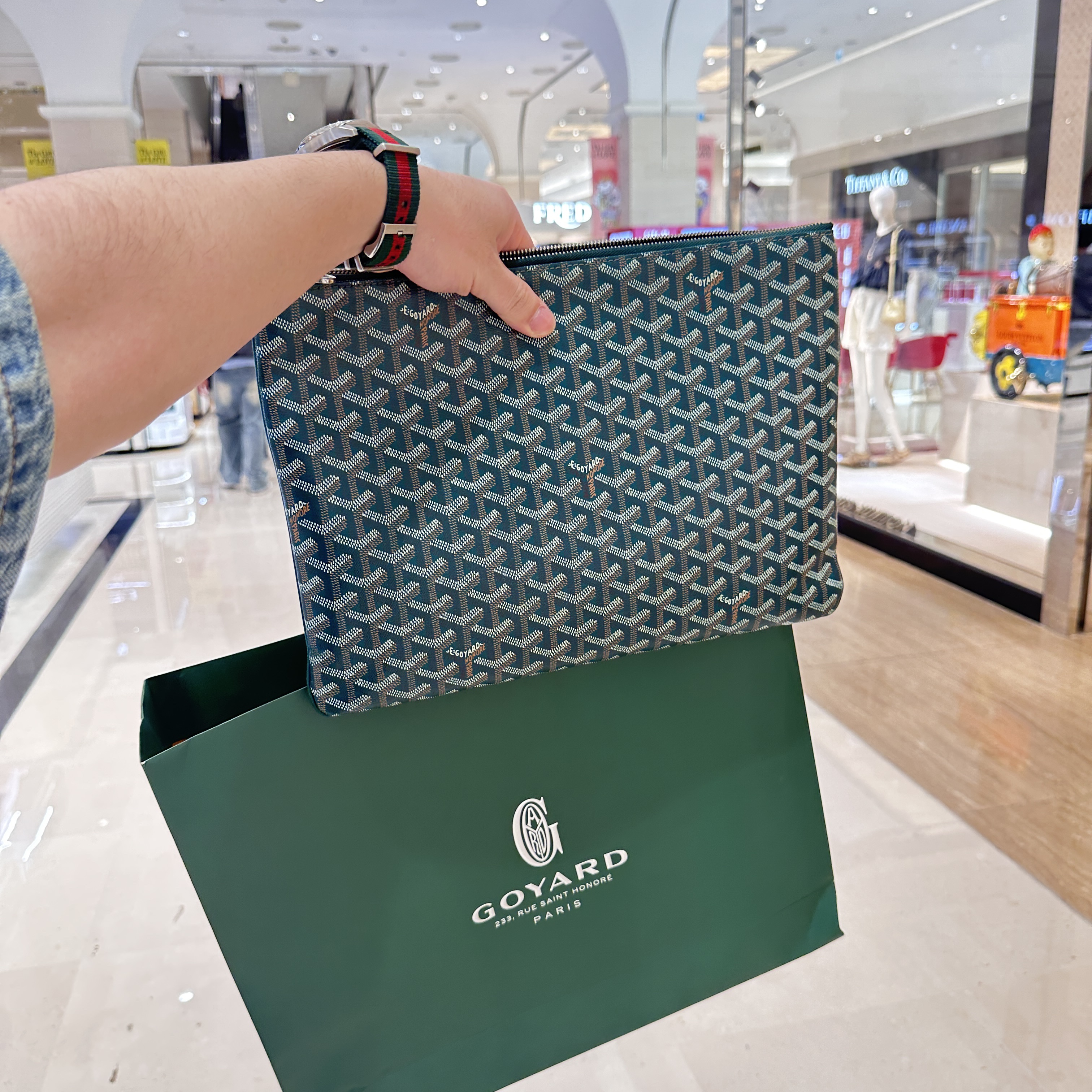 Goyard Senat Pochette MGM Green 착용 스타일 - 2