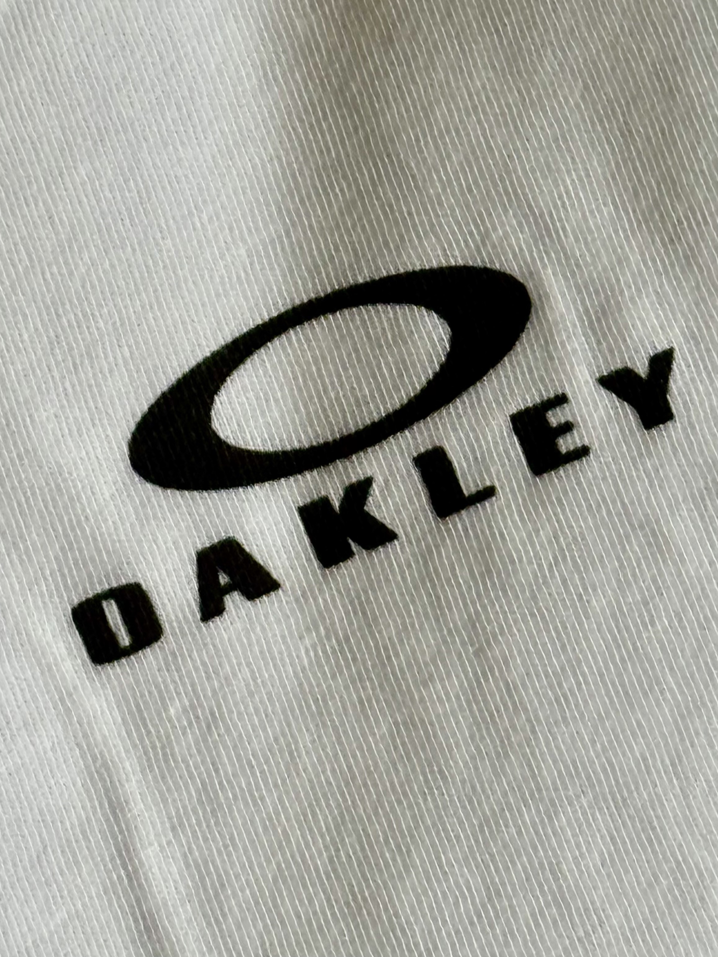 Oakley Bark SS T-Shirt White, Oakley Bark SS T-Shirt Blackout 착용 스타일 - 1
