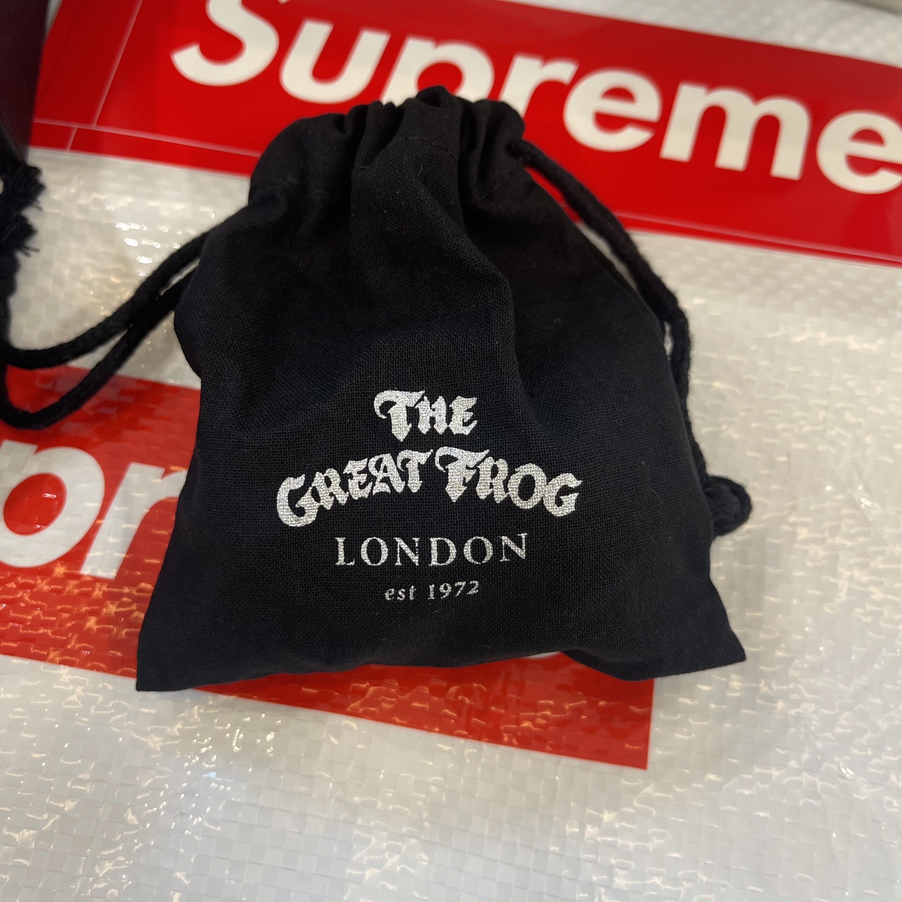 Supreme Drama Masks Pendant Silver - 26SS 착용 스타일 - 7