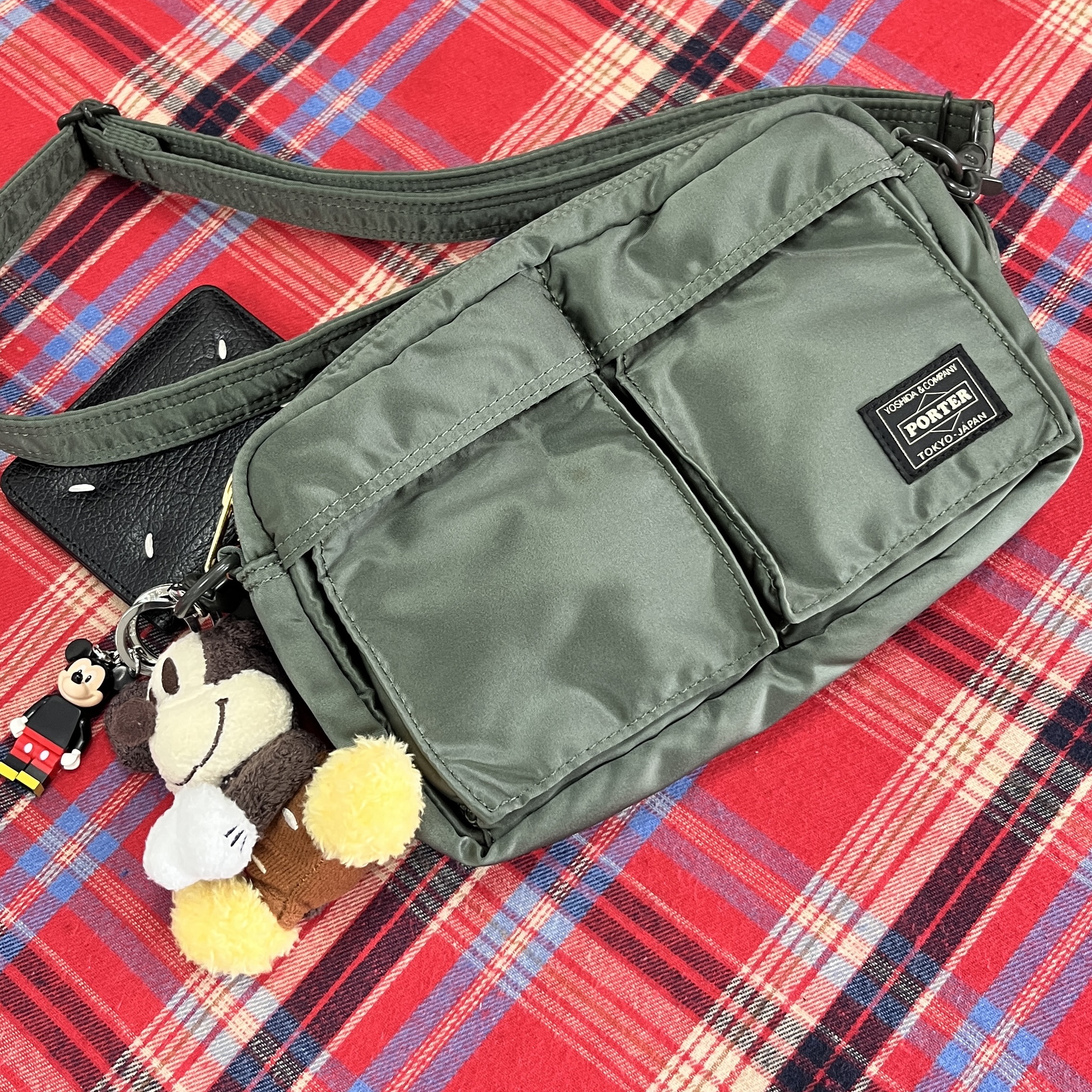 Porter All New Tanker Sling Bag Sage Green 착용 스타일