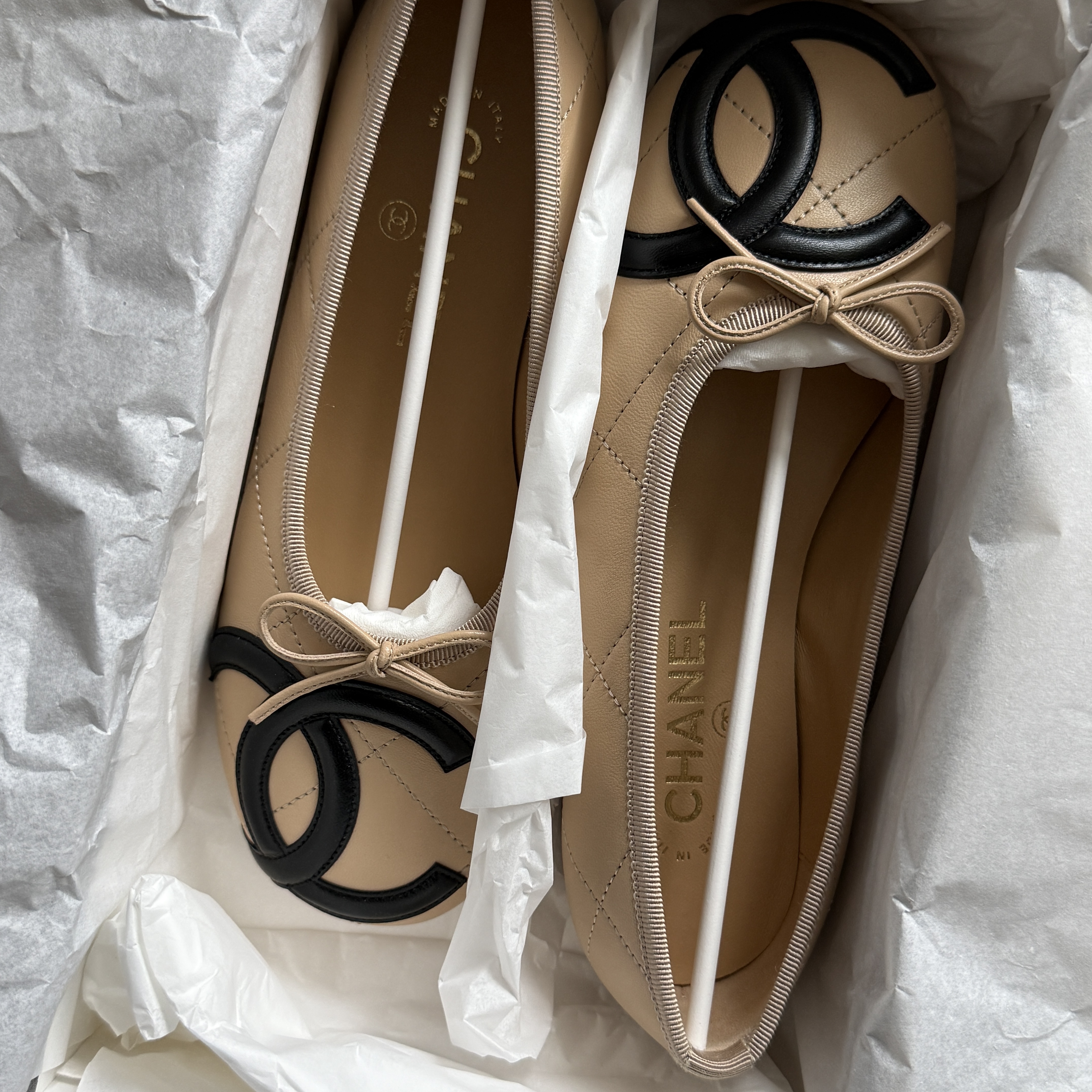 (W) Chanel Ballet Flats Lambskin & Beige Black The Chanel Coco Beach Collection 착용 스타일
