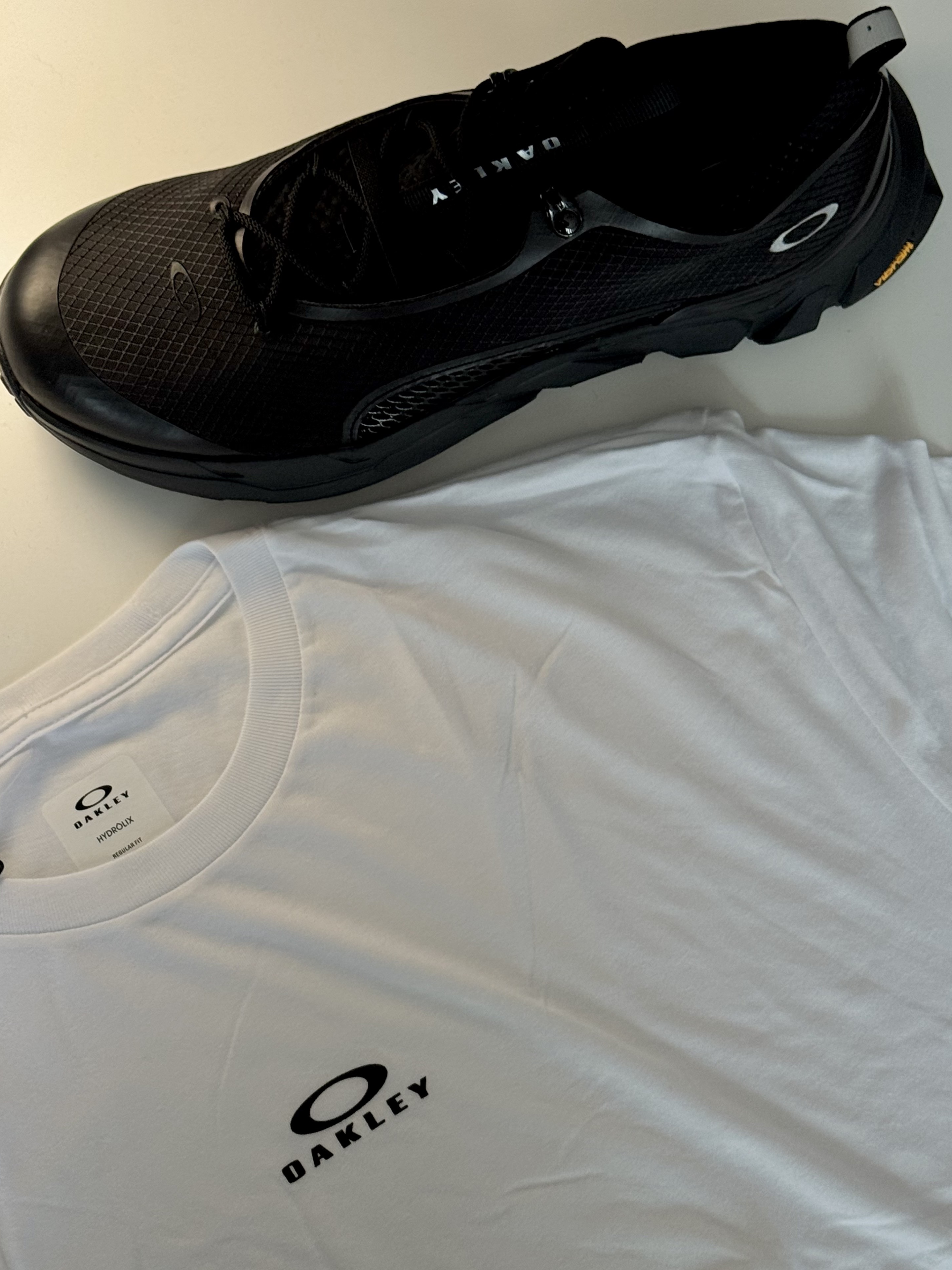 Oakley Bark SS T-Shirt White, Oakley Bark SS T-Shirt Blackout 착용 스타일 - 5