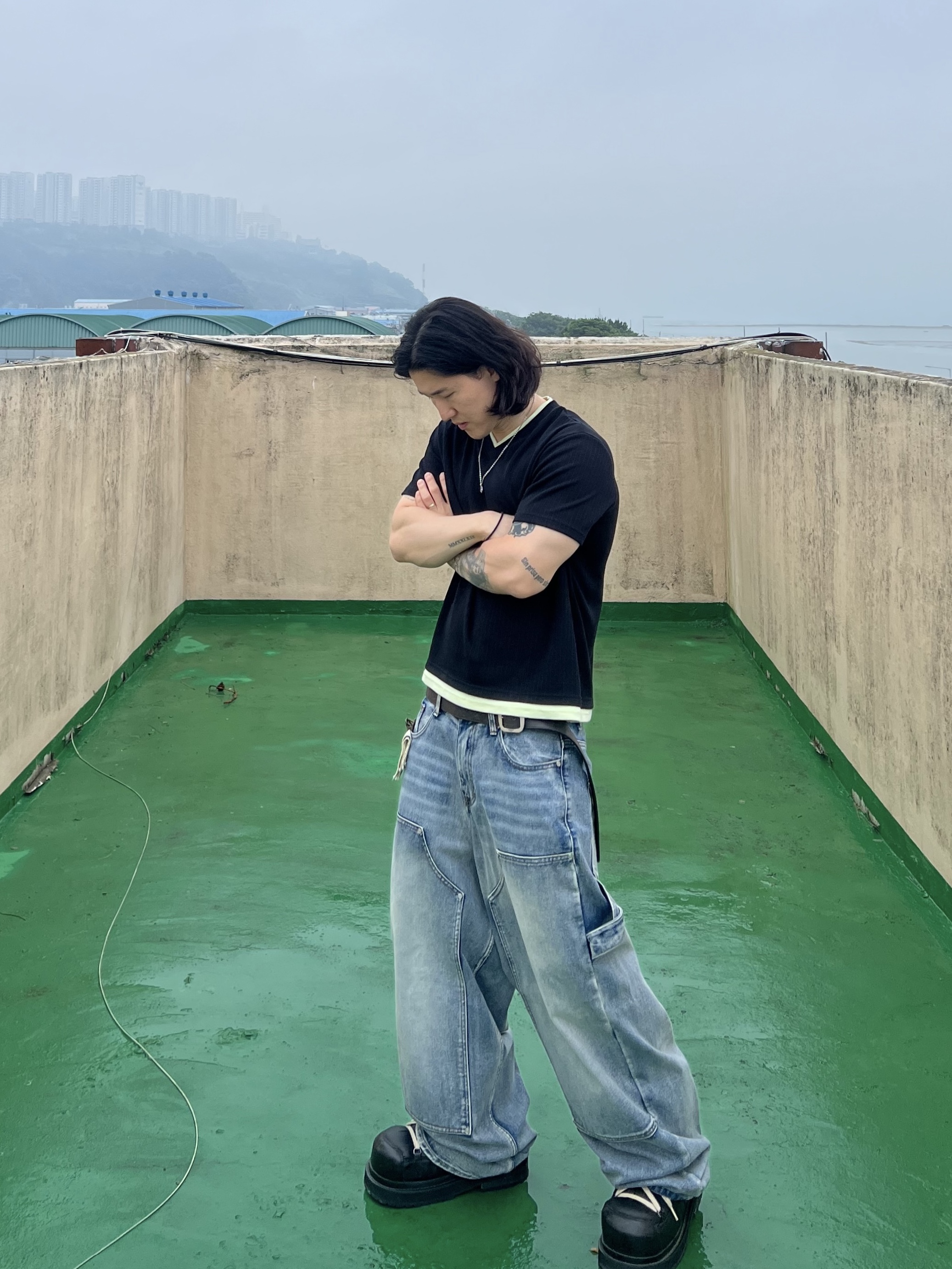 Undermycar MU.128 Original Logo Cracked Leather Belt Silver / Black 착용 스타일 - 4