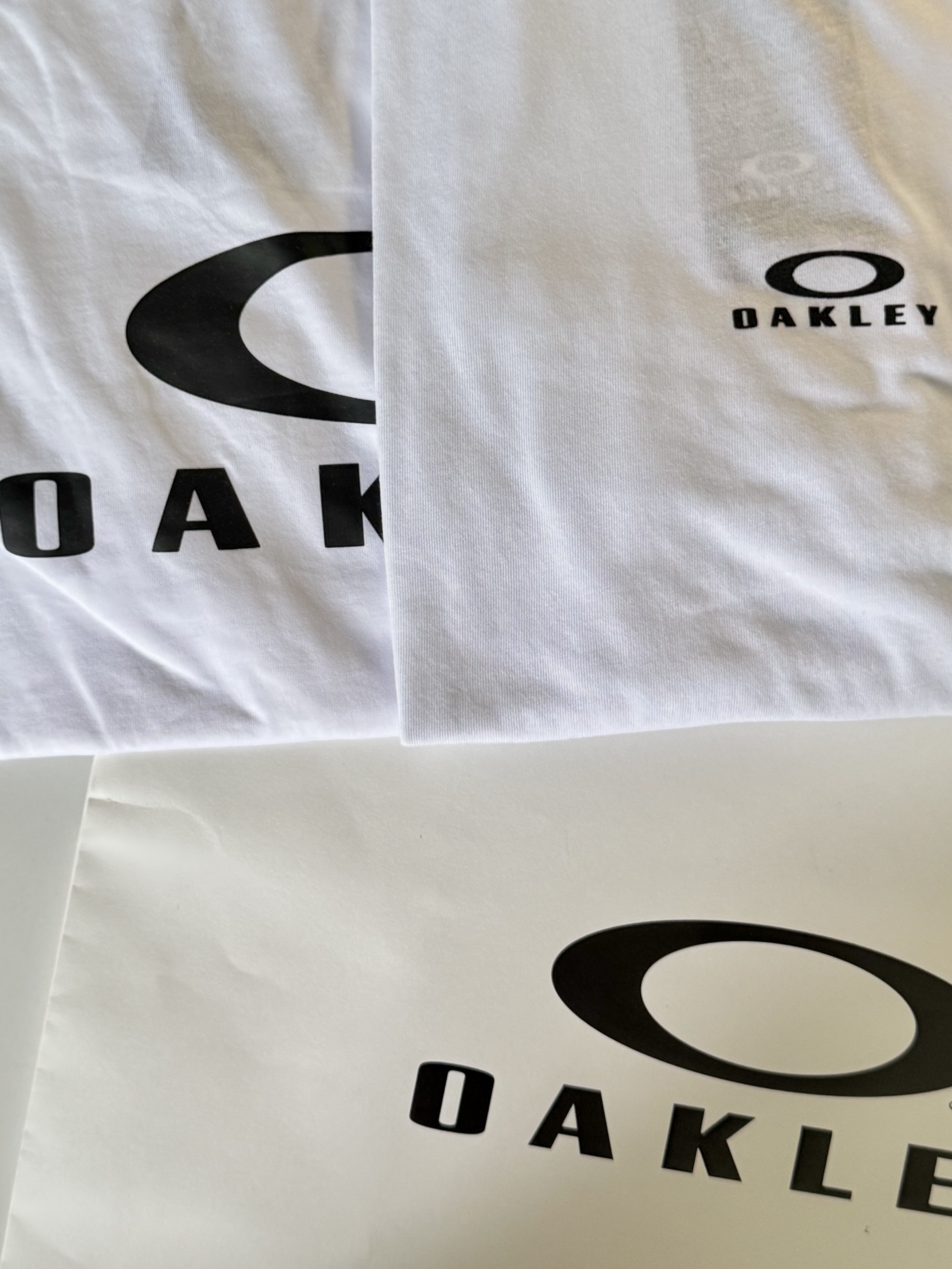 Oakley Bark SS T-Shirt White, Oakley Bark SS T-Shirt Blackout 착용 스타일 - 8