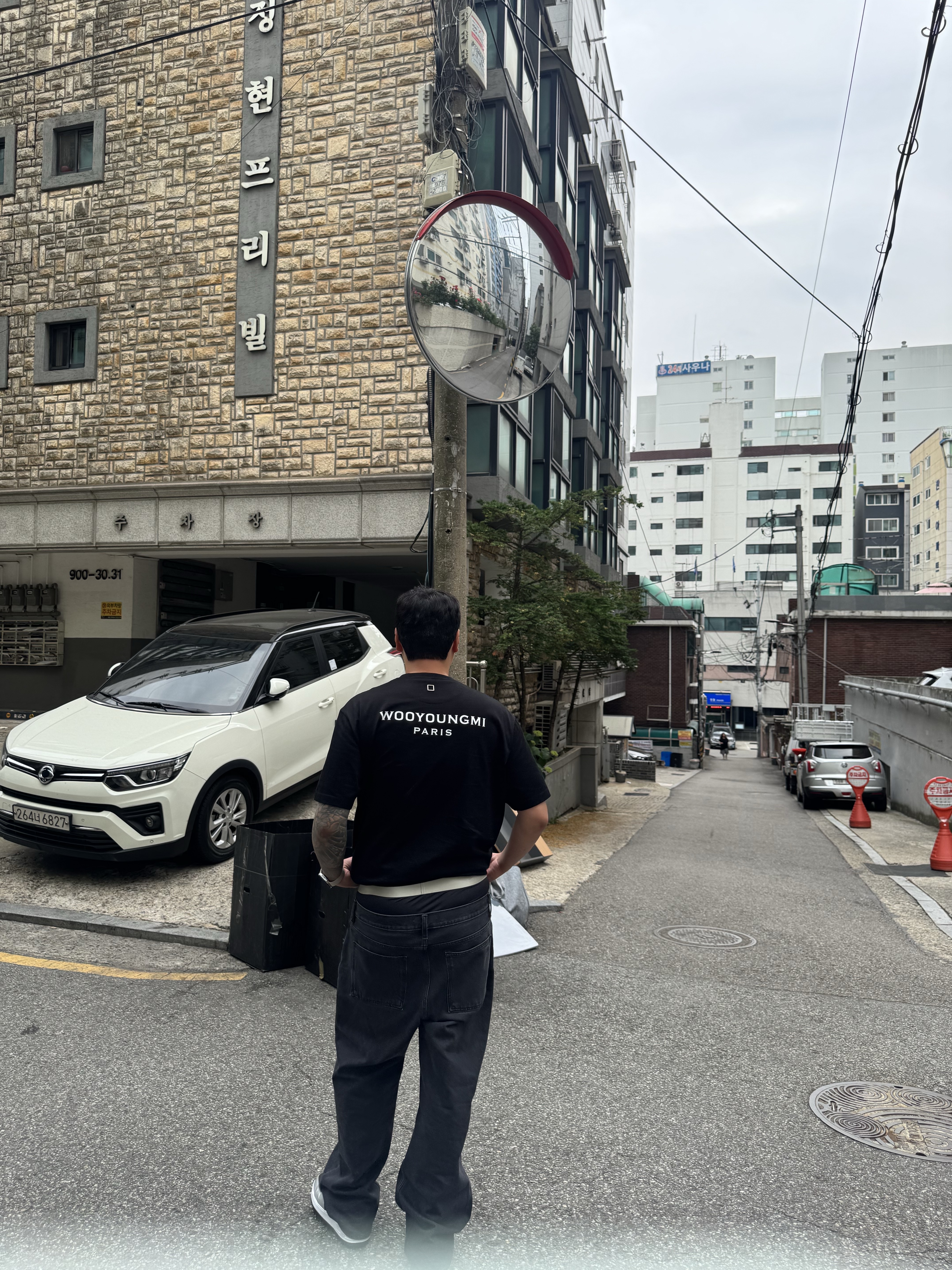 Wooyoungmi Cotton Back Logo T-Shirt Black - 25SS, Wooyoungmi Cotton Back Logo T-Shirt Black - 26SS 착용 스타일 - 2